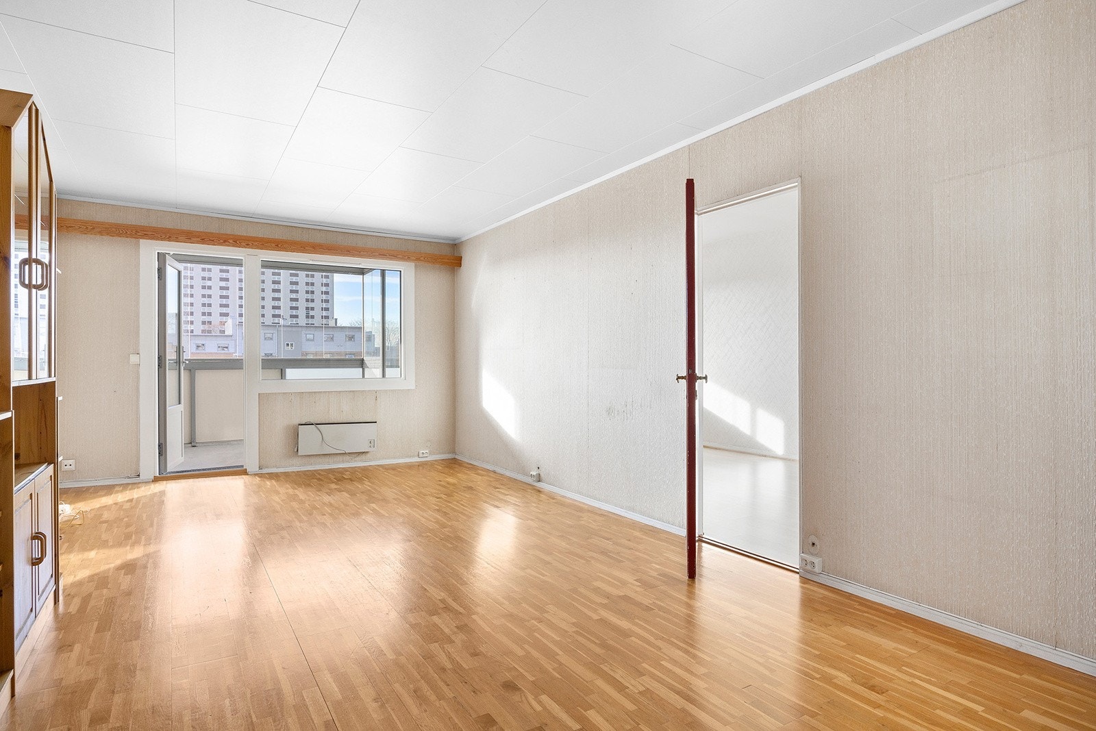 Leiligheten har en romslig stue med store vindusflater som slipper inn rikelig med lys Galleribilde