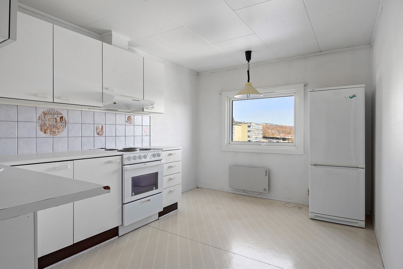 Separat kjøkken med mulighet for hyggelig spiseplass ved kjøkkenvindu Galleribilde