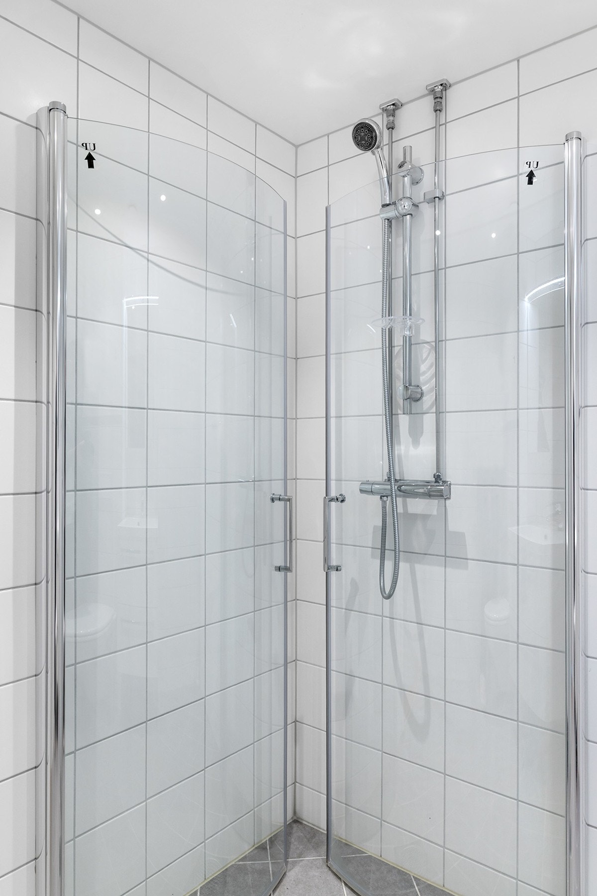 Badet har varme i gulv og downlights i tak Galleribilde