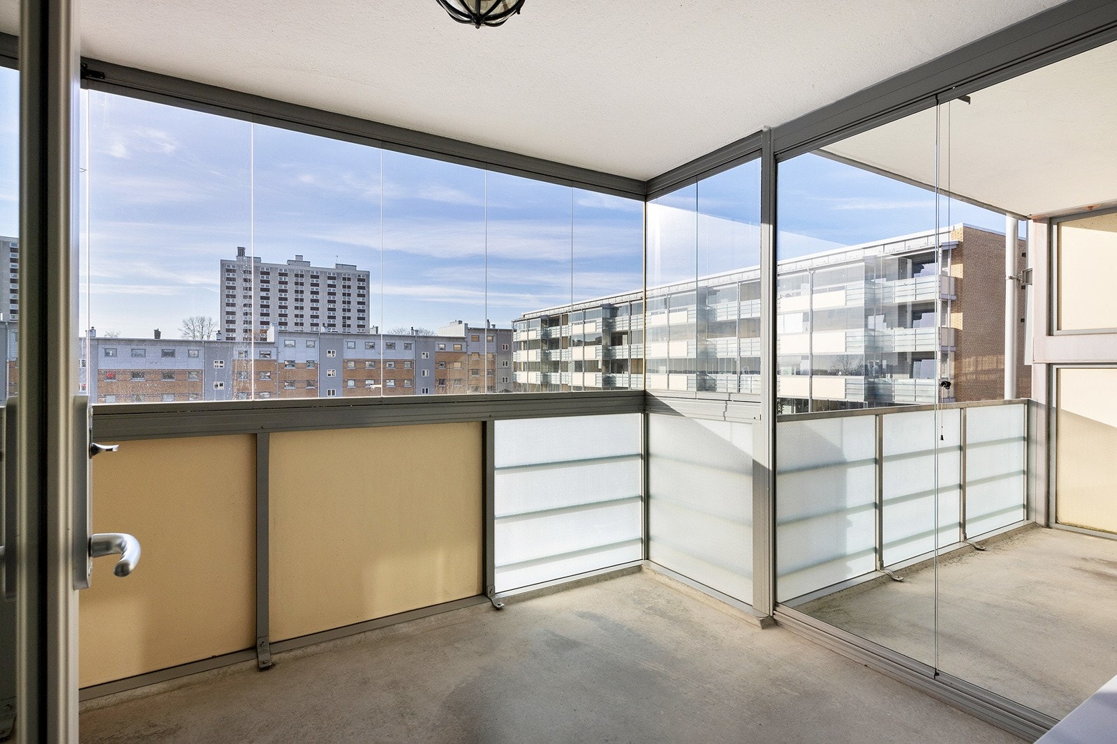 Balkongen er todelt med åpen og innglasset del Galleribilde