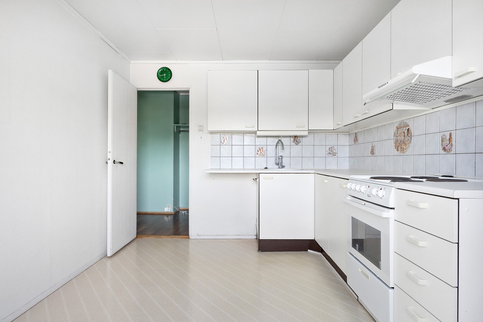 Enkelt kjøkken med moderniseringsbehov. Kjøleskap og komfyr medfølger ved salg. Galleribilde