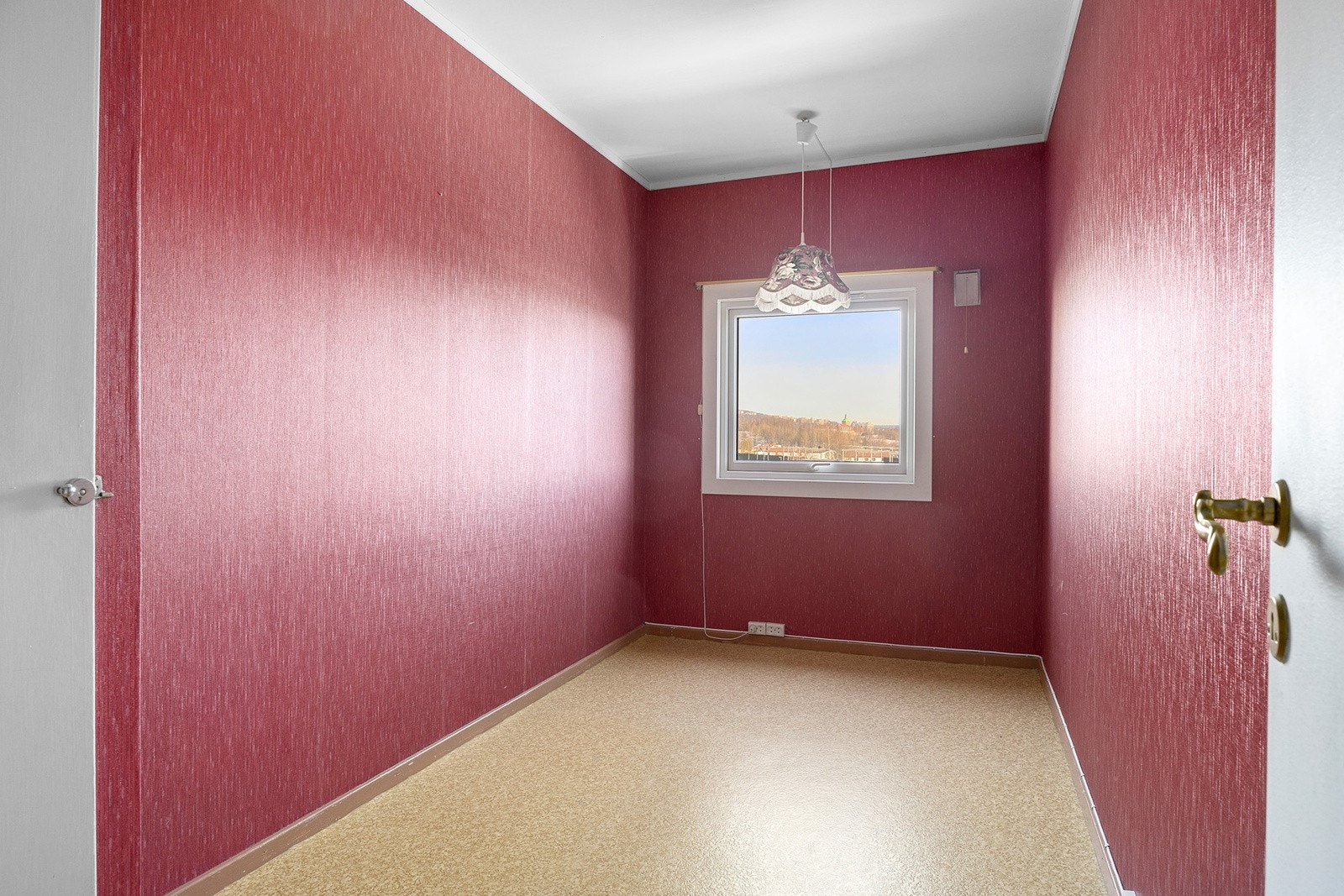 Soverom 2 er et fint rom som egner seg ypperlig som barnerom, kontor eller gjesterom Galleribilde