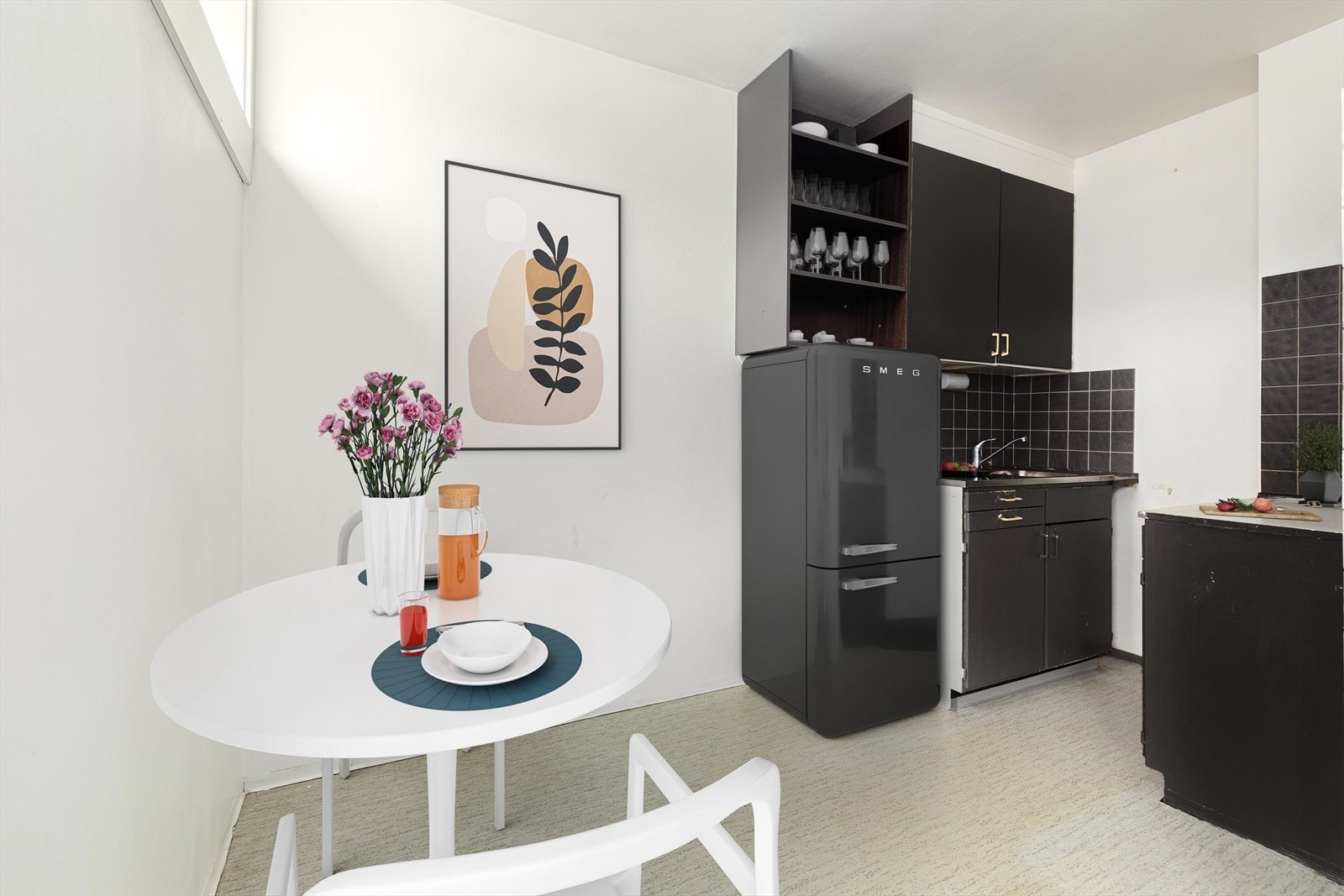 Det er plass for spisebord i tilknytning til kjøkkenet (digitalt stylet) Galleribilde