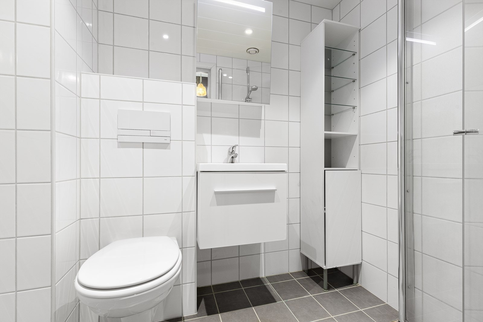 Pent og moderne bad som er pusset opp i regi av borettslaget i 2013/2014 Galleribilde