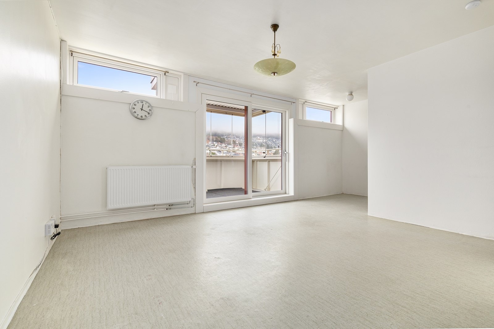 Leiligheten har en lys stue Galleribilde