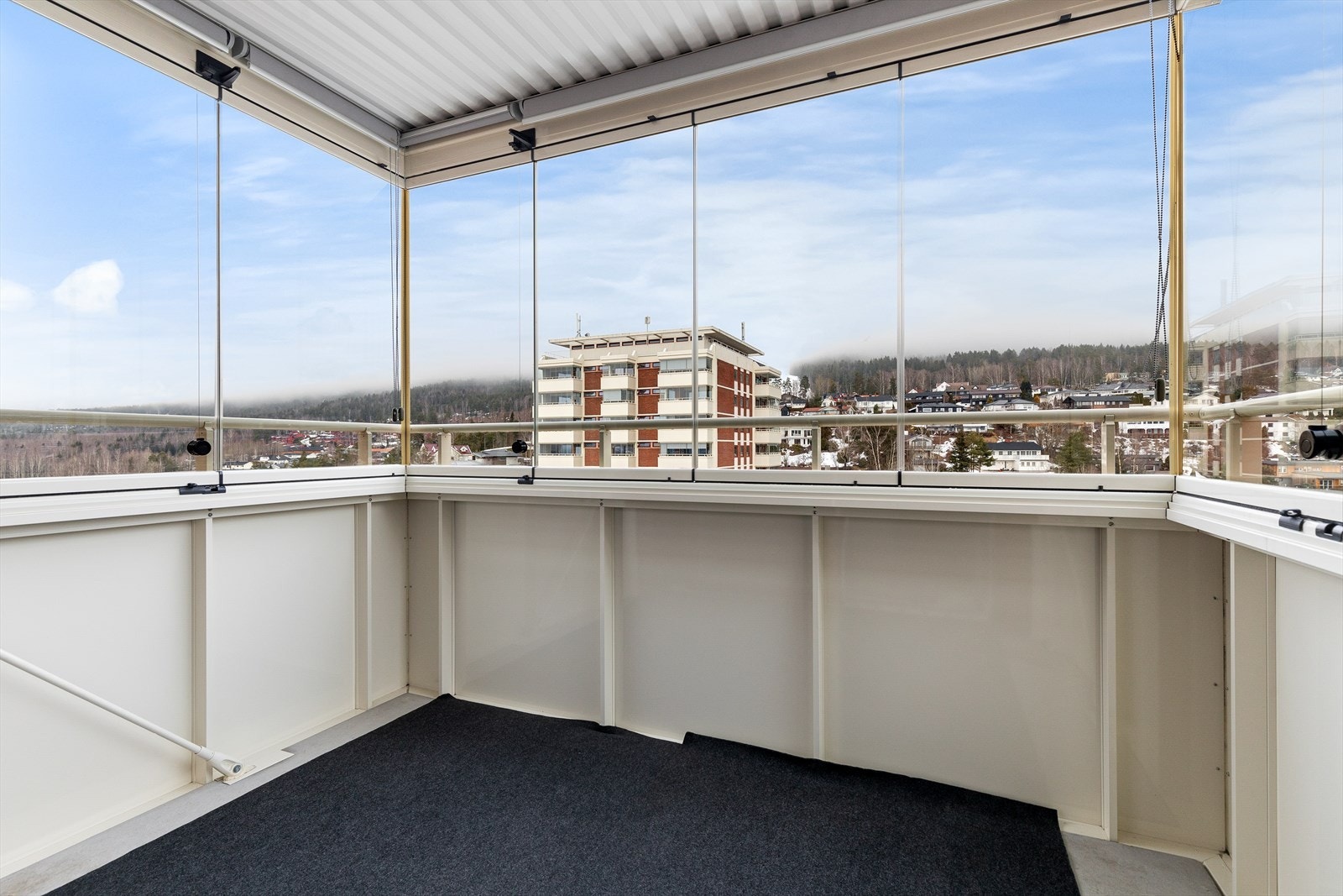 Leiligheten fikk innglasset balkong i 2017 Galleribilde
