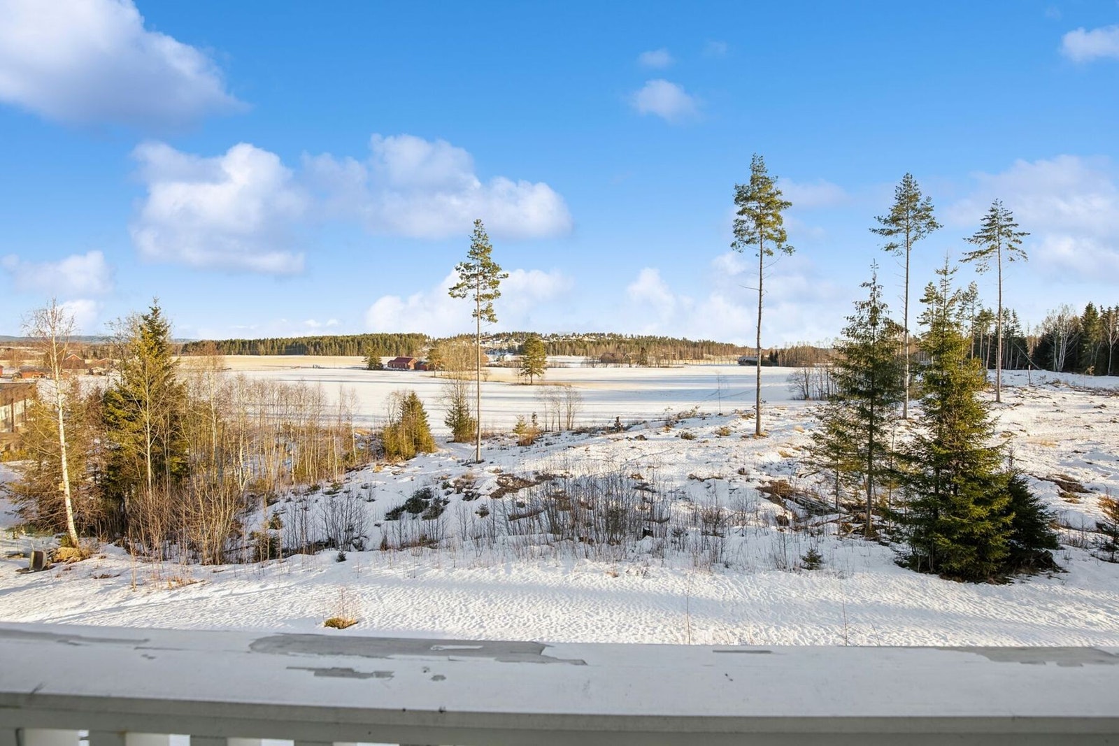 Flott utsikt fra balkongen med åpne landskap og naturskjønne omgivelser. Galleribilde