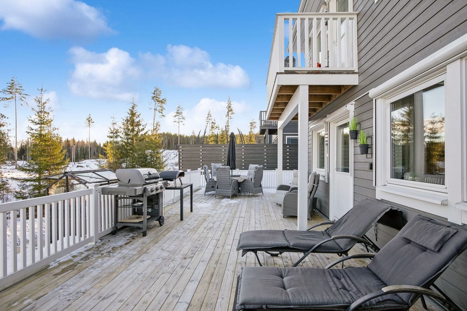 Terrasse med god plass til både avslapning og sosiale sammenkomster. Galleribilde