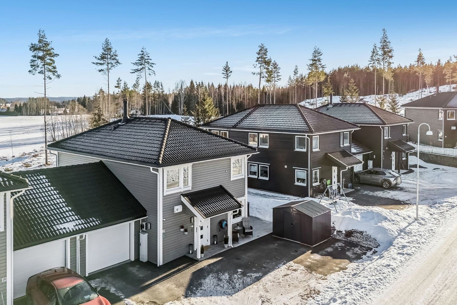 Pent opparbeidet inngangsparti, asfaltert og med biloppstillingsplass samt garasje for parkering. Det er praktisk flislagt gulv i garasjen. Galleribilde