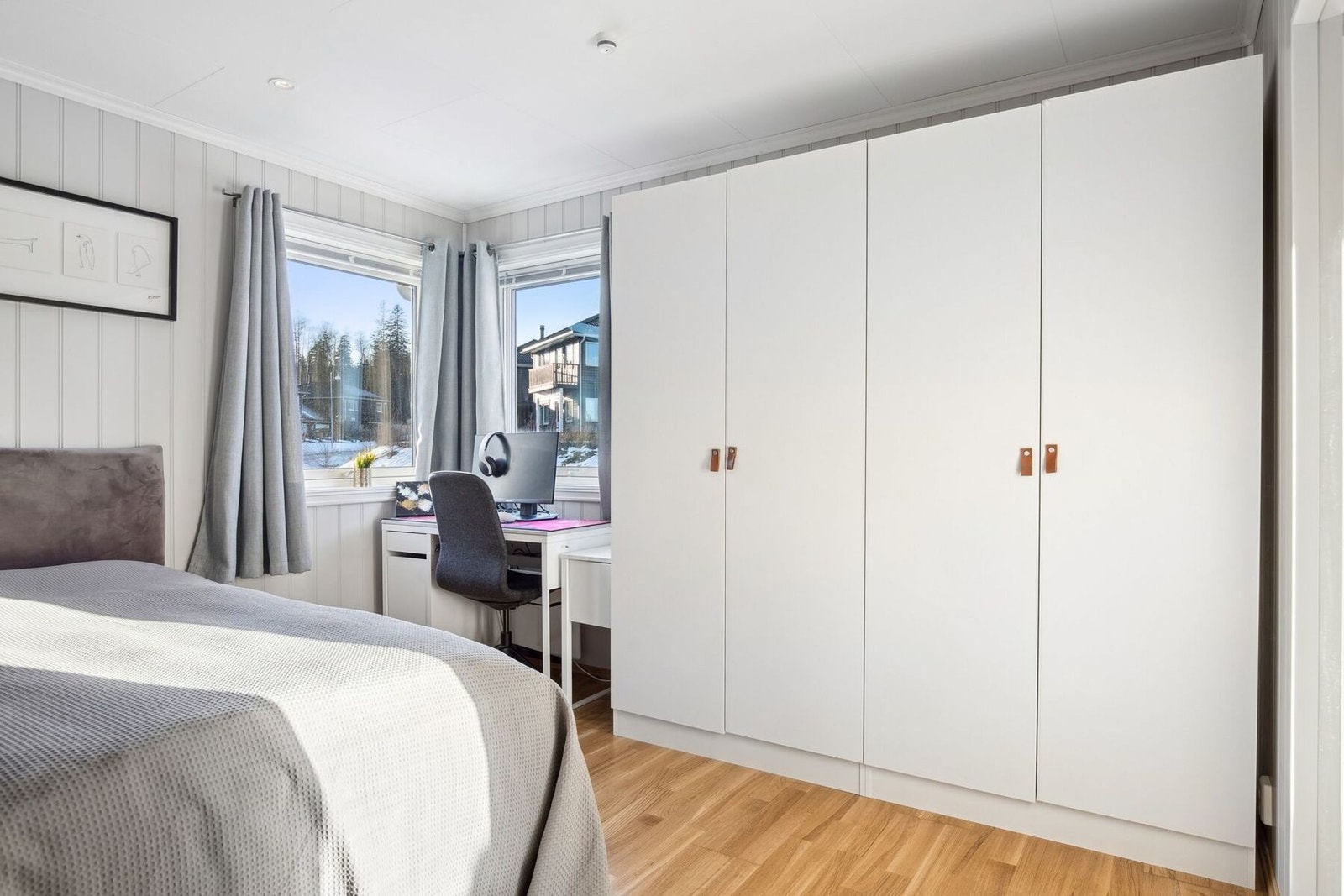 Lyst og innbydende soverom med plass til mye oppbevaring. Galleribilde
