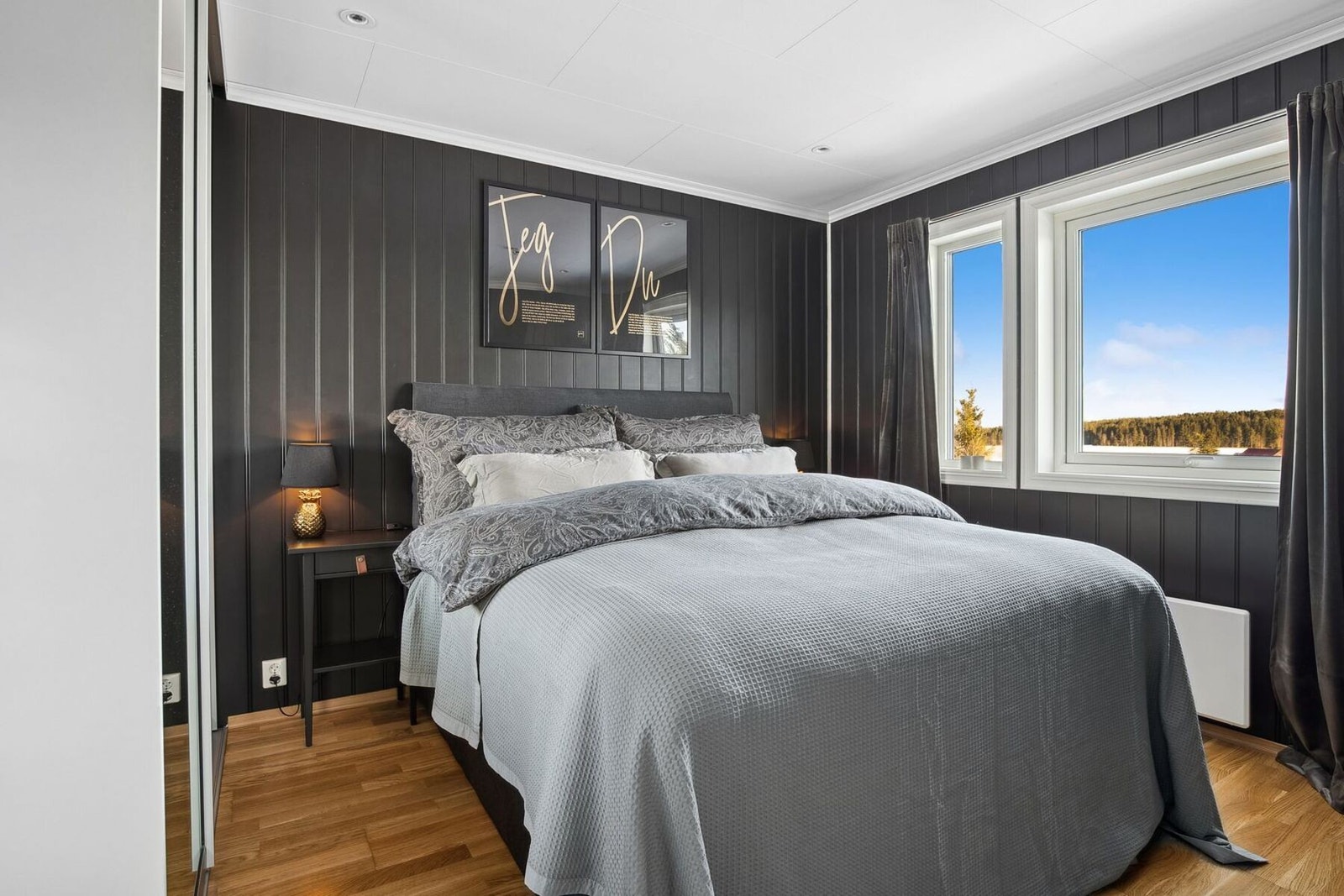 Stilfullt soverom med god skyvedørsgarderobe. Galleribilde