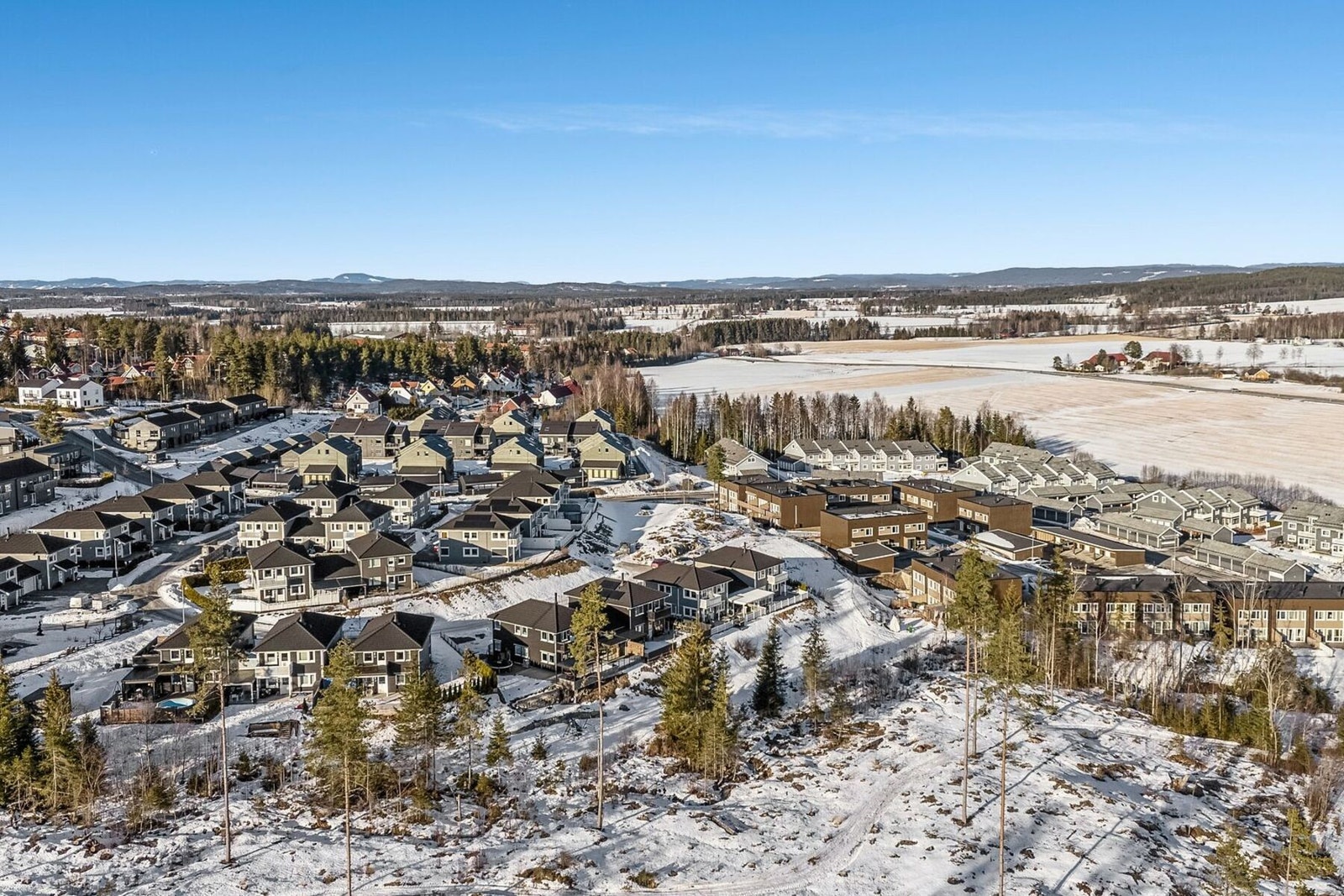 Neskollen har et eget lite sentrumsområde med barnehager, barneskole og dagligvarebutikker. Galleribilde