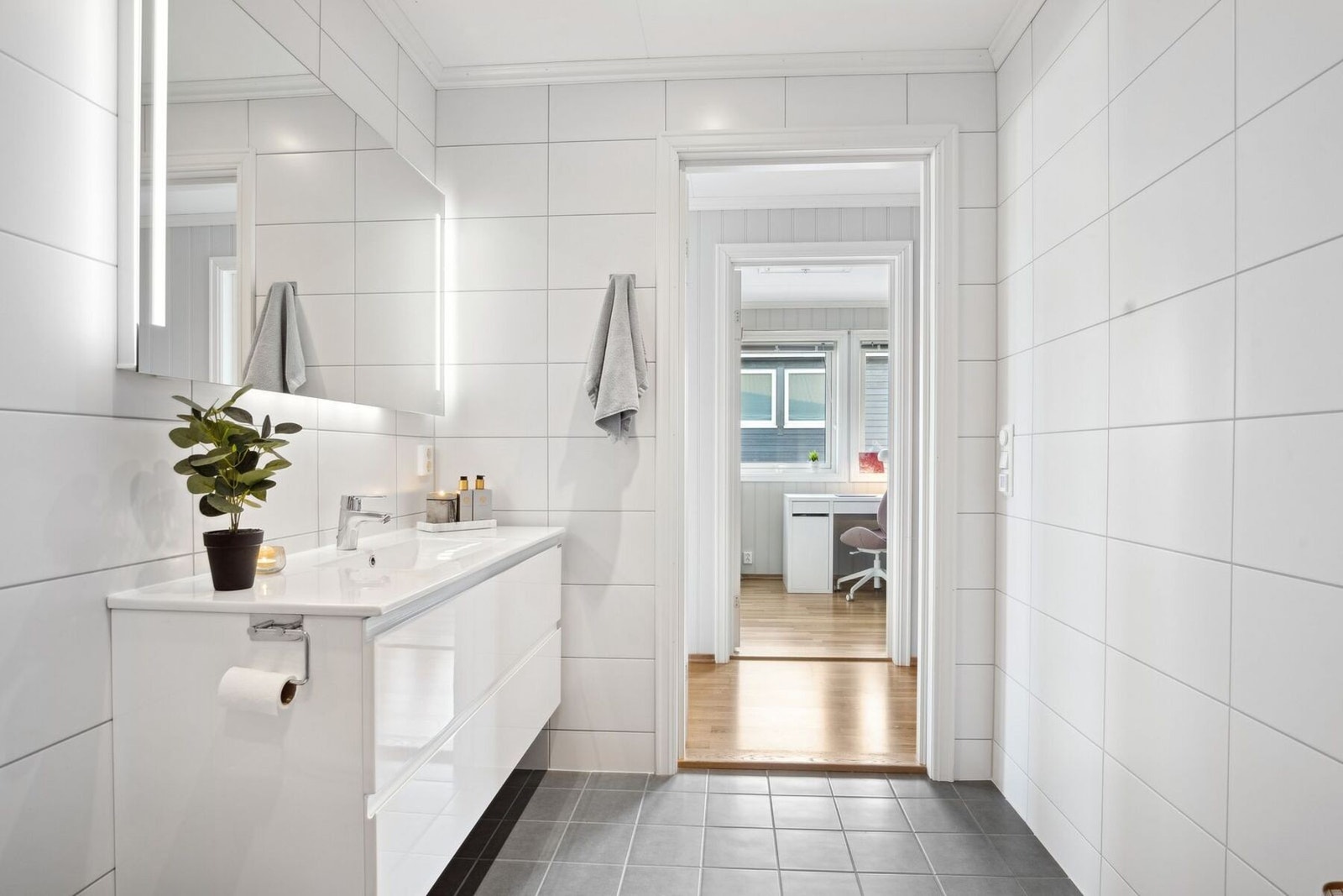 Stilrent baderom med moderne innredning. Galleribilde