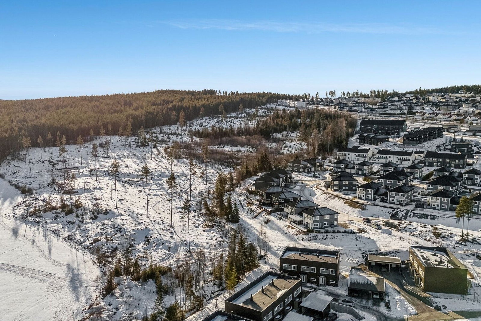 Eiendommen ligger i et naturskjønt, solrikt og barnevennlig boligområde på Neskollen i Nes kommune. Galleribilde