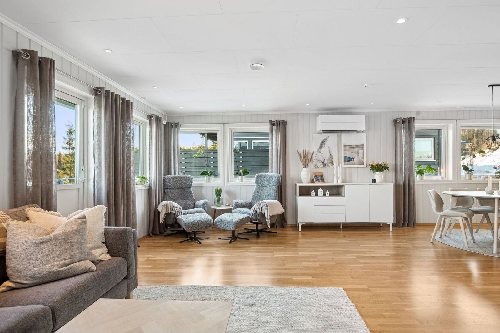 Stort oppholdsrom med plass til flere sittegrupper. Galleribilde