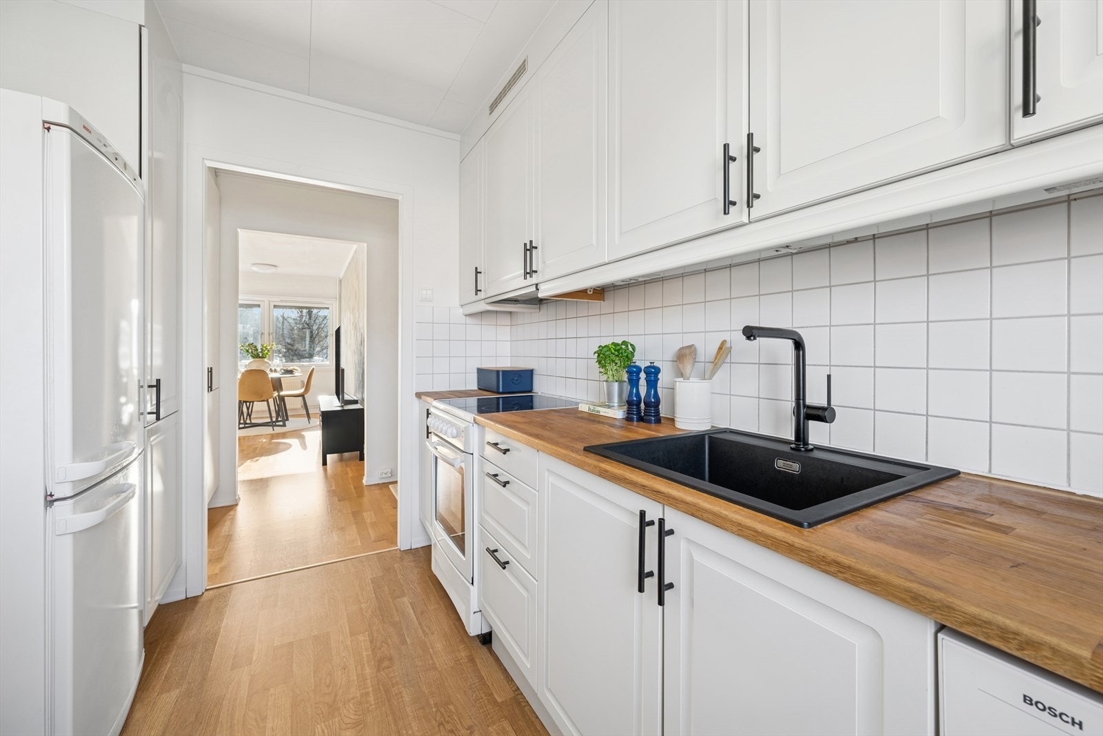 Ifølge eier er kjøkkeninnredningen opprinnelig fra 2008, men det ble oppgradert i 2024 med ny benkeplate, oppvaskkum i kompositt, blandebatteri og håndtak. Galleribilde