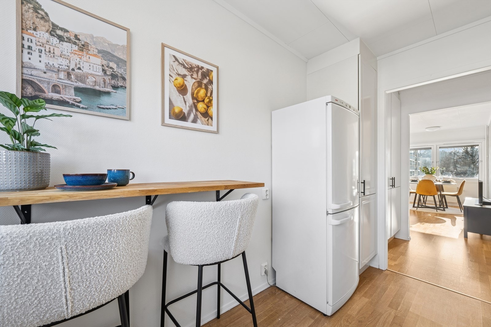 I tillegg er kjøkkenet innredet med en praktisk benk med to barstoler, som tilfører rommet det lille ekstra og skaper en hyggelig spiseplass. Galleribilde