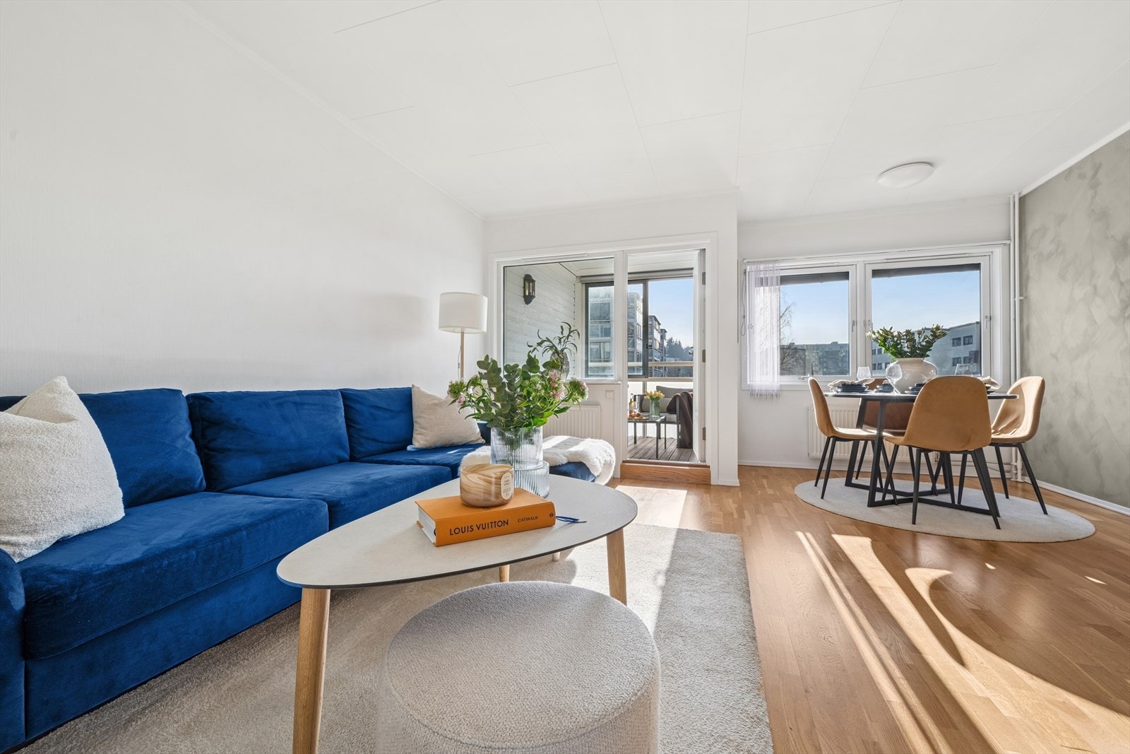 Leiligheten har en romslig stue i moderne stil. Galleribilde