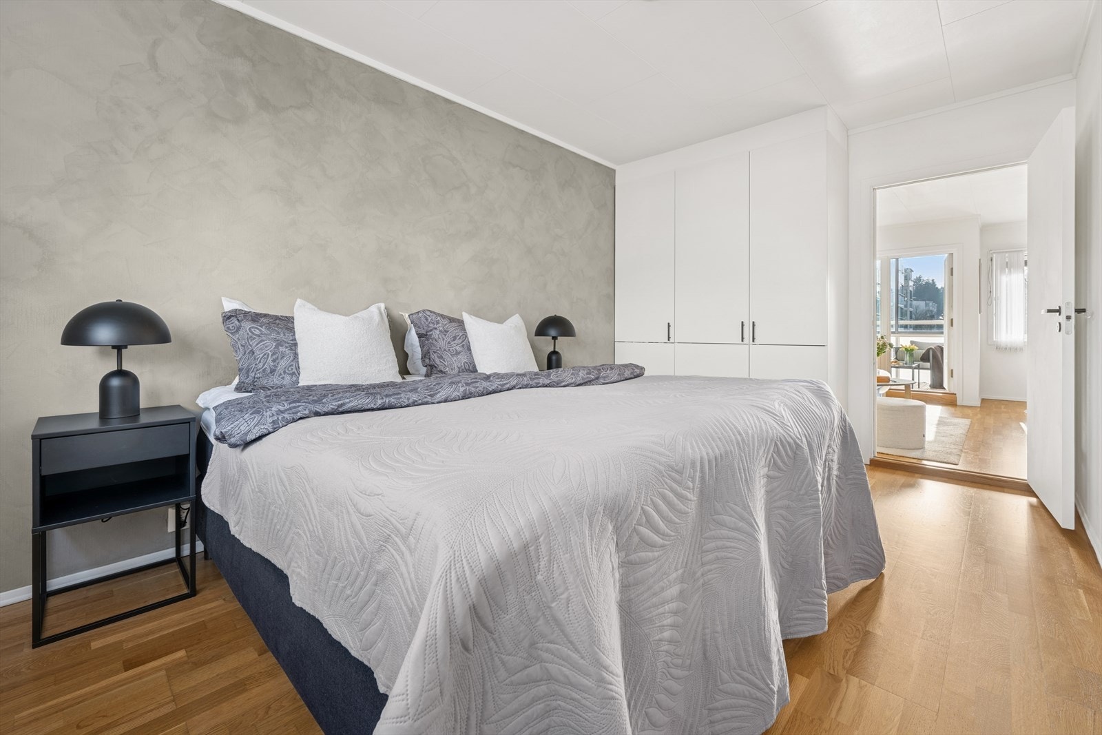 Leiligheten har et romslig og flott soverom med god plass til en dobbeltseng og tilhørende nattbord. Galleribilde