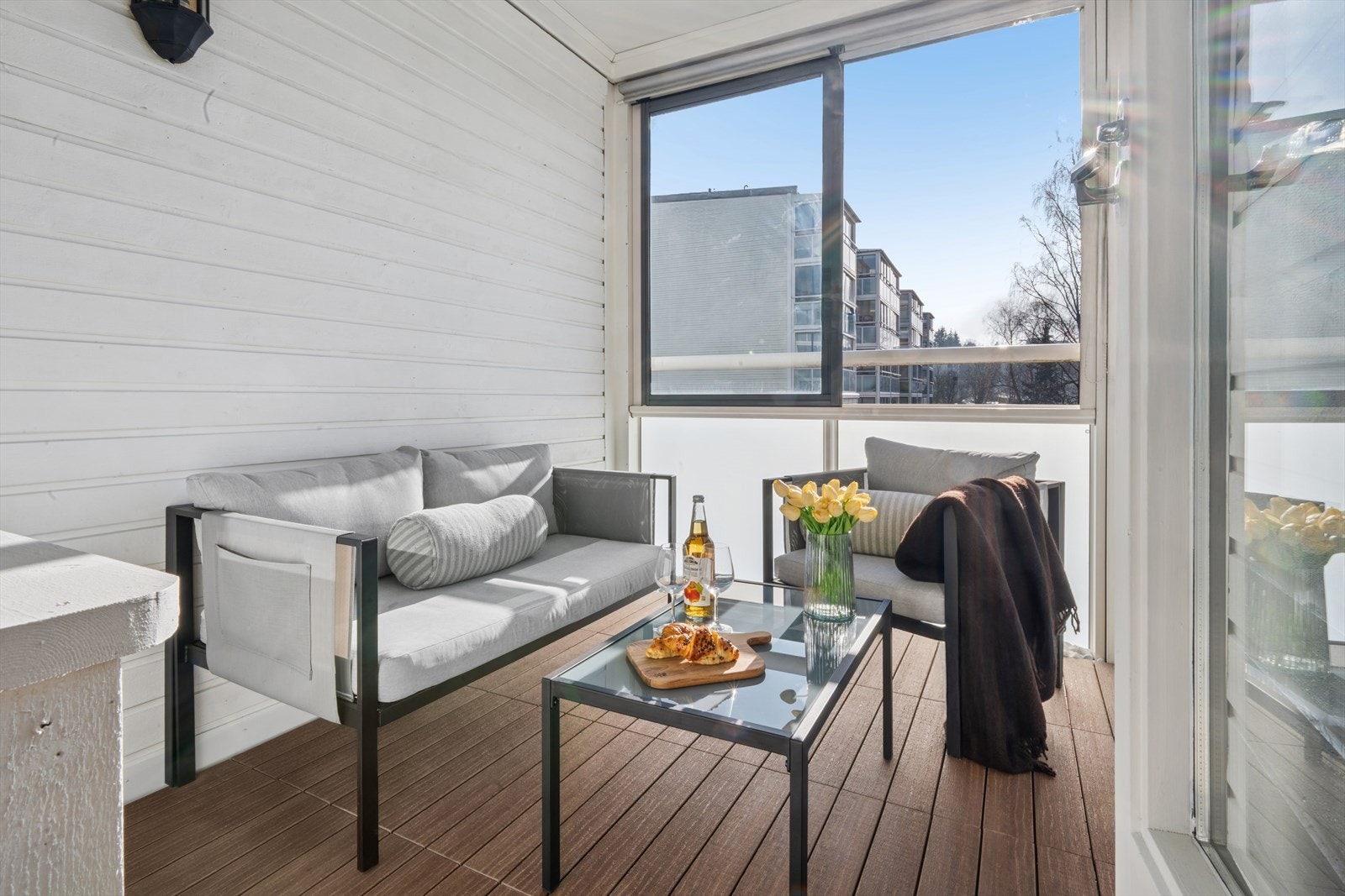 Balkongen er på 5,4 kvm med god plass til sittegruppe med tilhørende møblement. Galleribilde