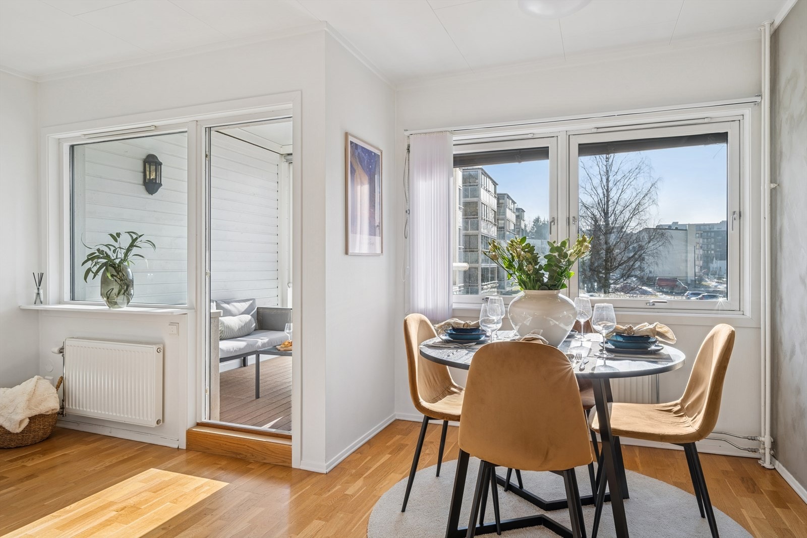 God plass til spisebord med tilhørende stoler. Galleribilde