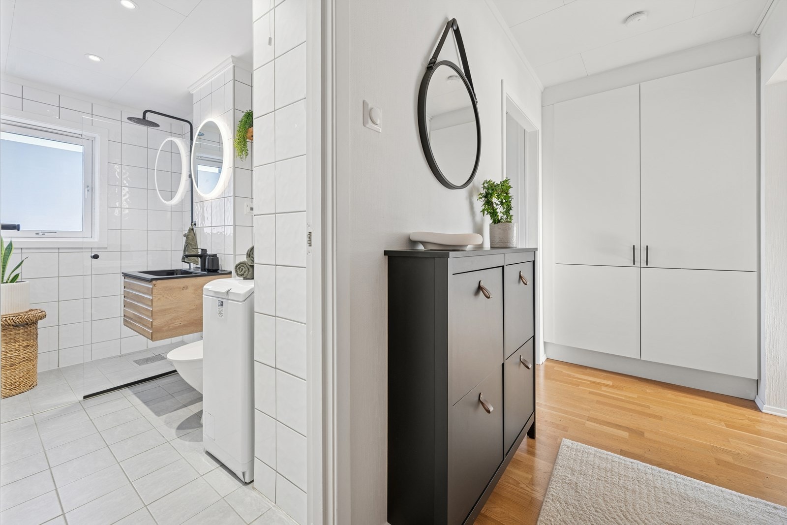 Her er det god plass til å henge fra seg yttertøy og sette fra seg sko. Entreen er også innredet med en garderobeløsning som byr på rikelig med oppbevaringsplass. Galleribilde