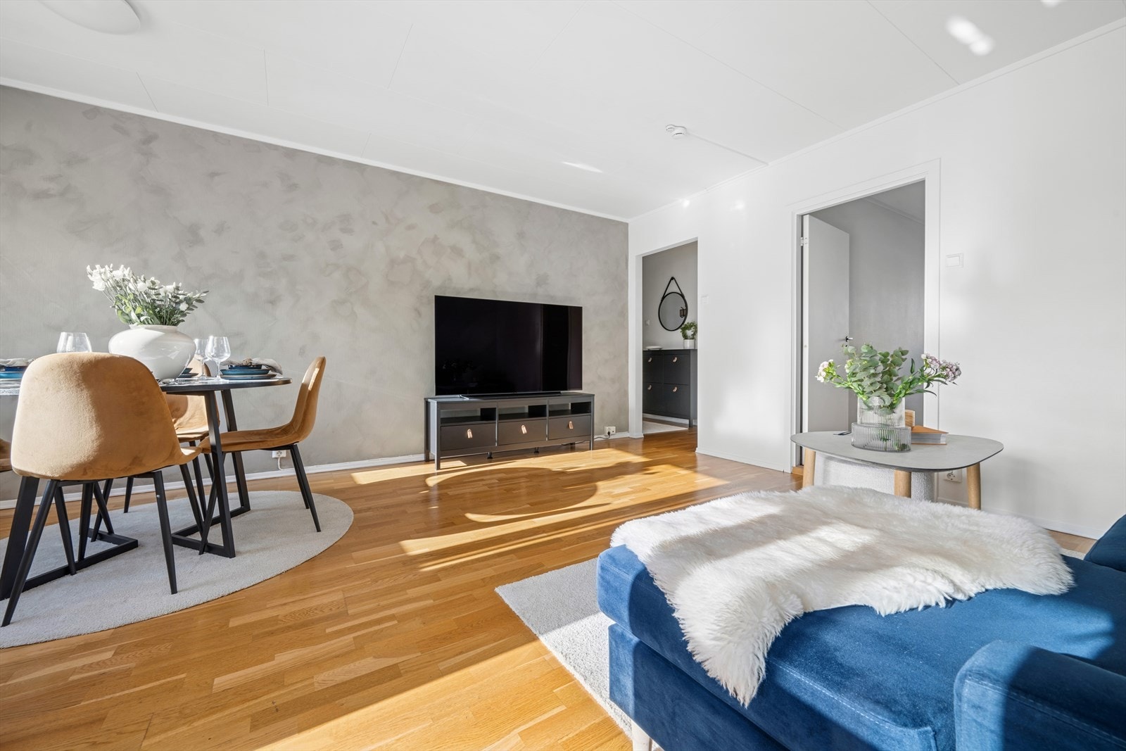 Rommet får masse naturlig lysinnslipp via store vindusflater, og har god plass til ønskelig spise- og sittemøblement. Galleribilde