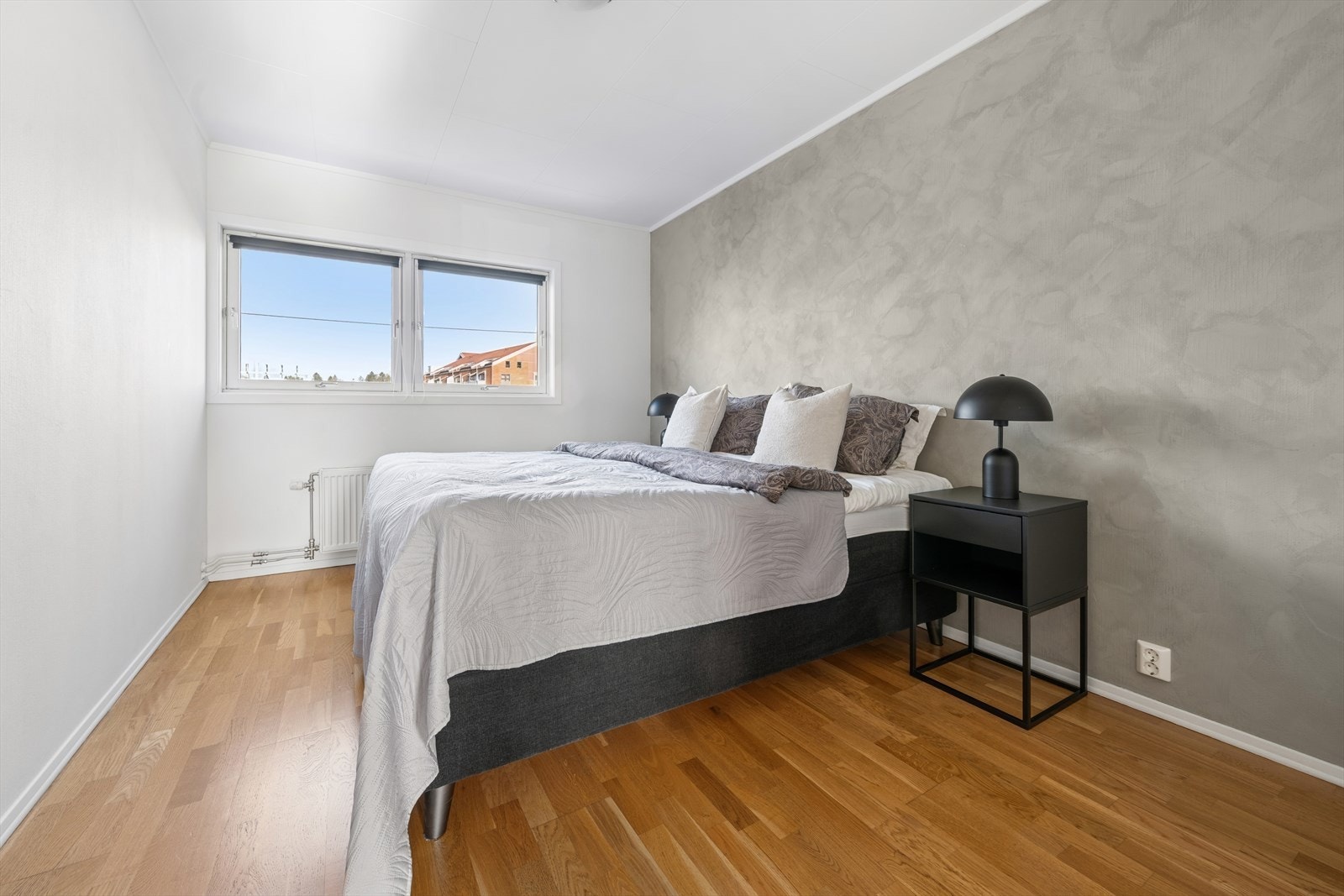 Rommet holdes varmt og behagelig med en radiator. Galleribilde