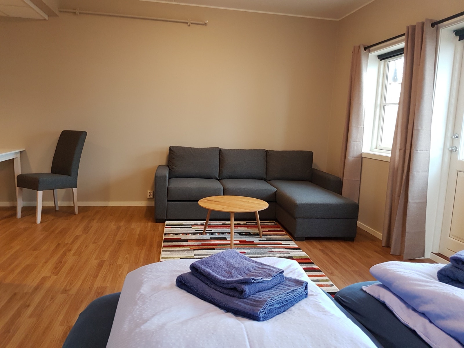 Standard studioleilighet med kjøkken, bad, sengetøy og håndklær inkludert i prisen Galleribilde