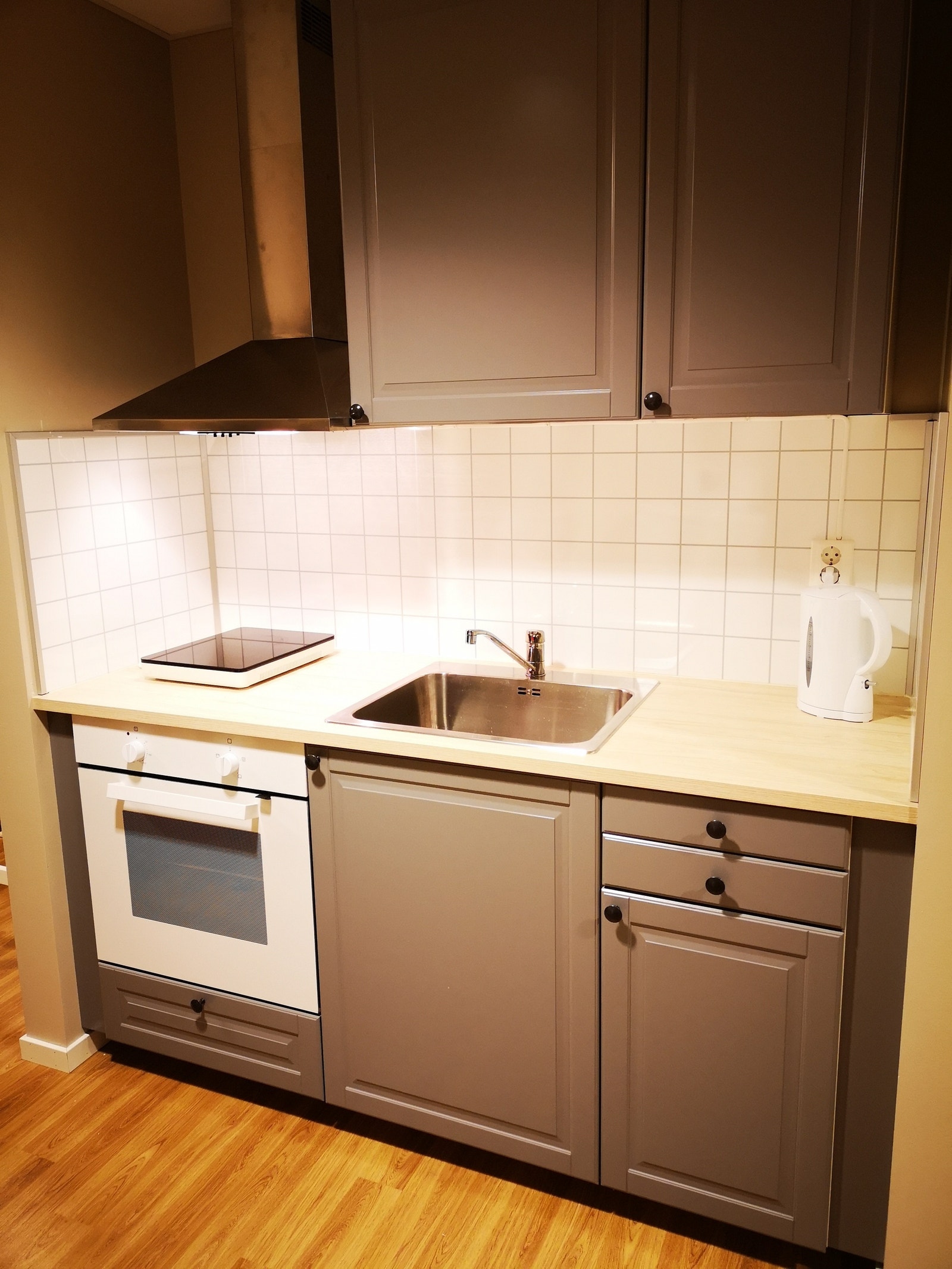 Kjøkken med komplett utstyr for egenhushold. Galleribilde