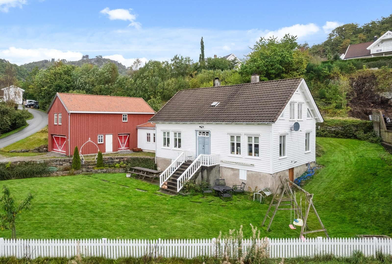 Tilhørende stort tilbygg og garasje Galleribilde