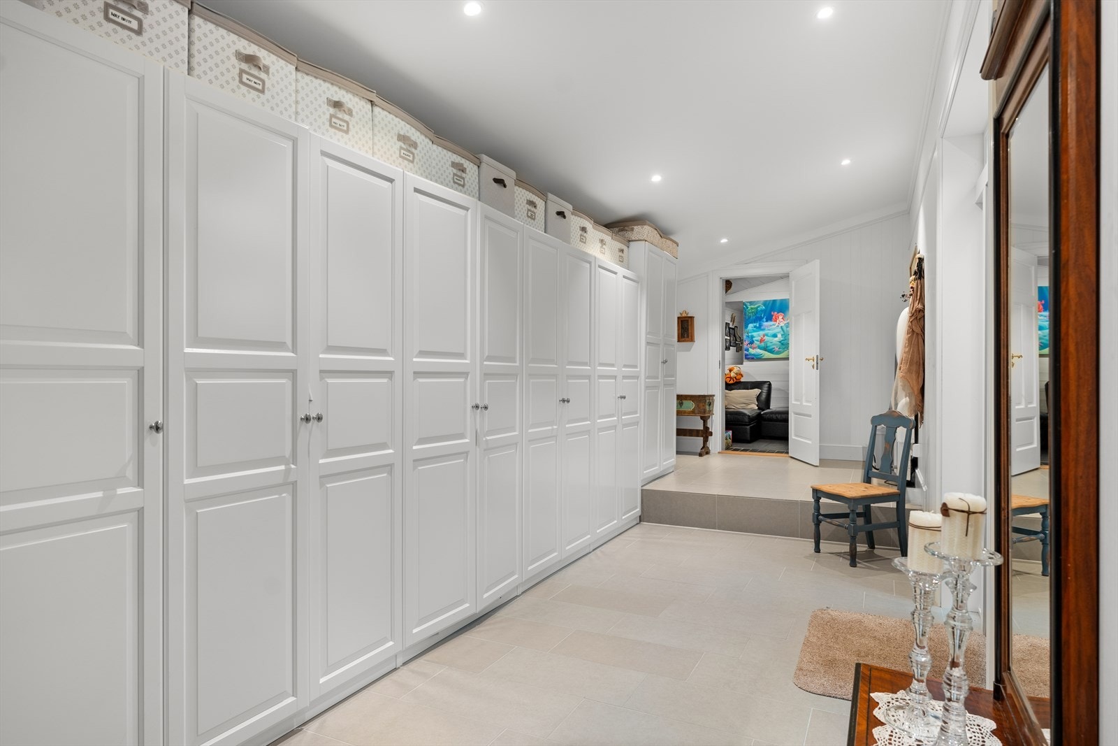 Romslig gang med god skapplass Galleribilde