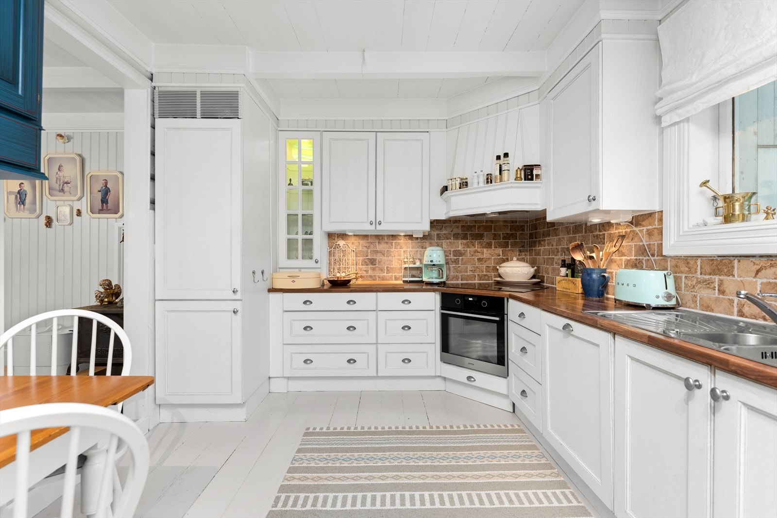 Hyggelig kjøkken med god benke- og skapplass Galleribilde