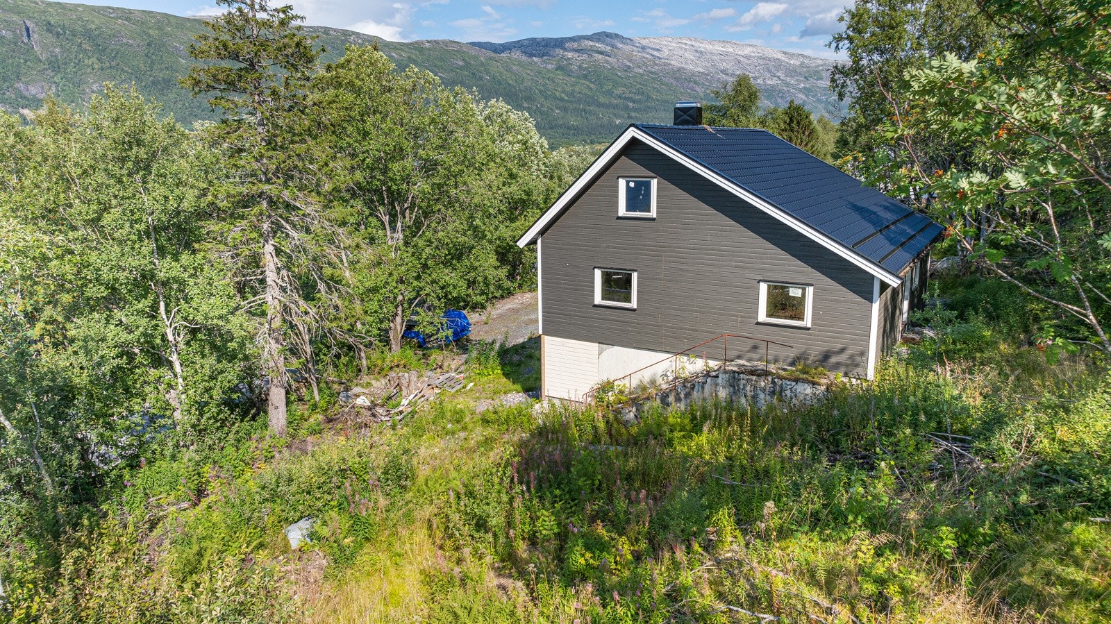 Boligen har blitt betraktlig oppgradert utvendig med ny bordkledning, dører og vinduer Galleribilde