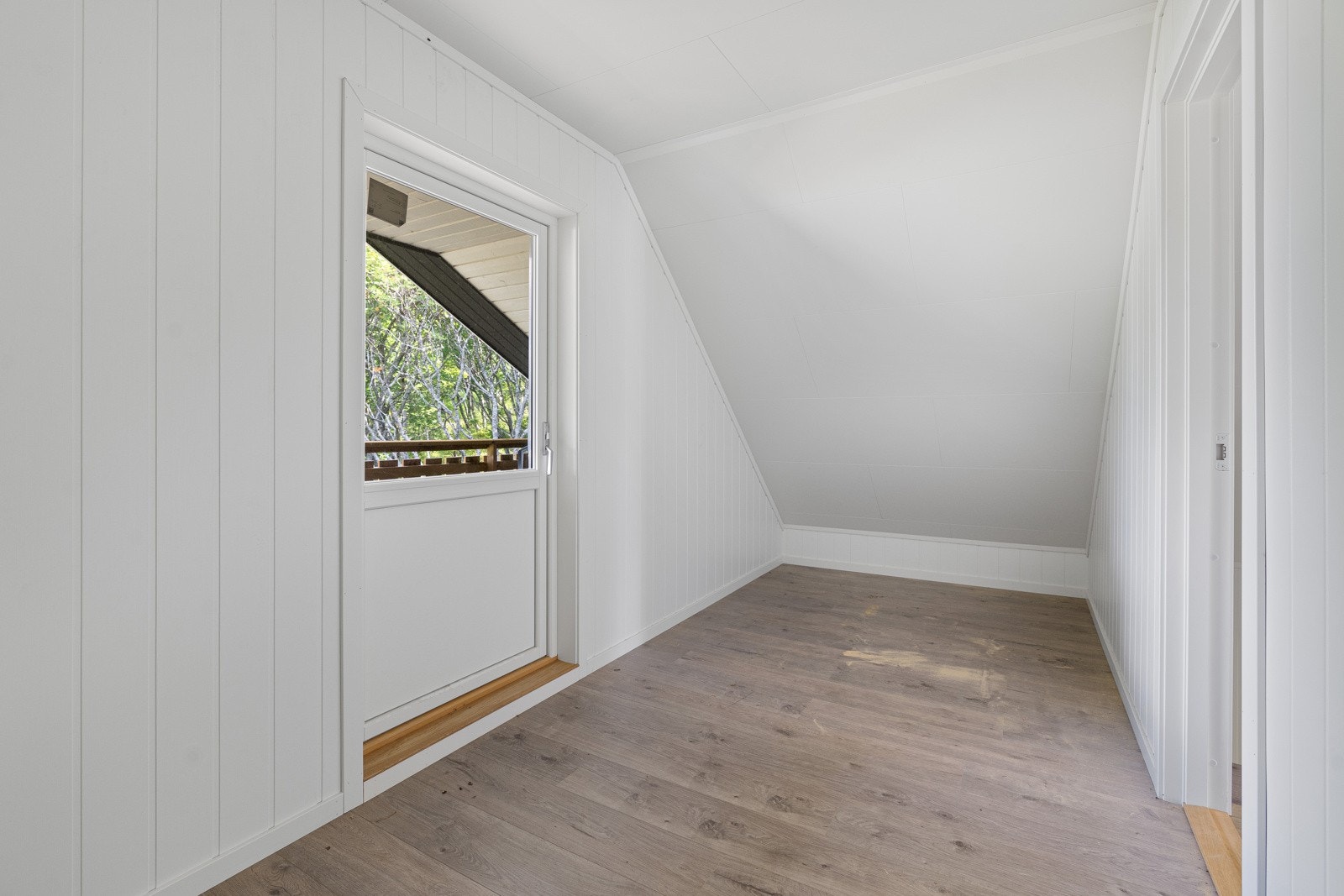 Soverommet har plass til seng, nattbord og garderobeløsning Galleribilde