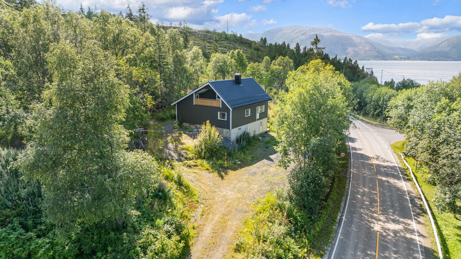 En kort kjøretur på 14 minutter tar deg inn til sentrum av Mosjøen Galleribilde