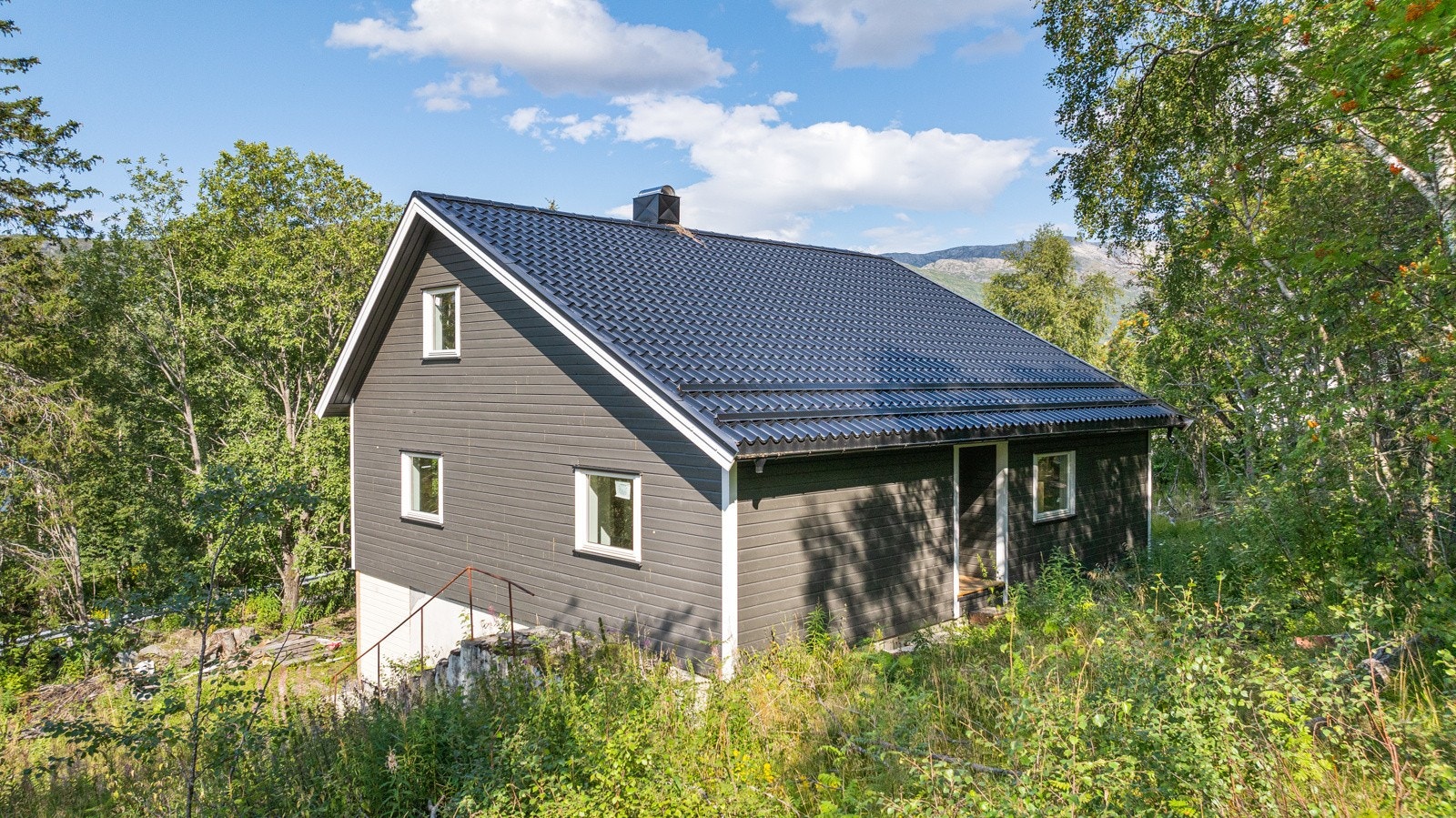 Tomten ligger fint til med gode solfrohold Galleribilde