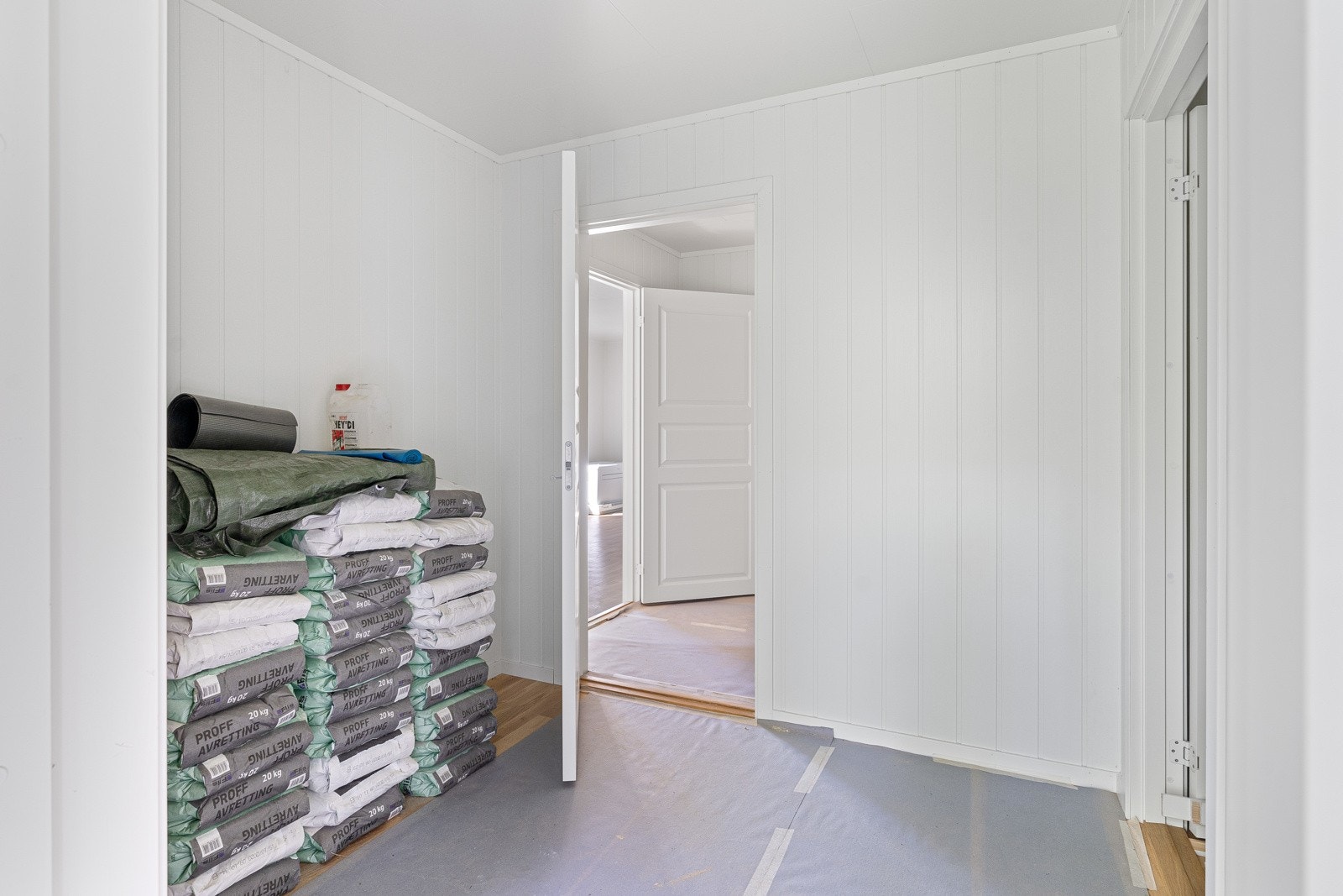 Til høyre når du kommer inn i entreen har du et stort og rosmlig soverom med god plass til dobbeltseng, nattbord og garderobeløsning Galleribilde