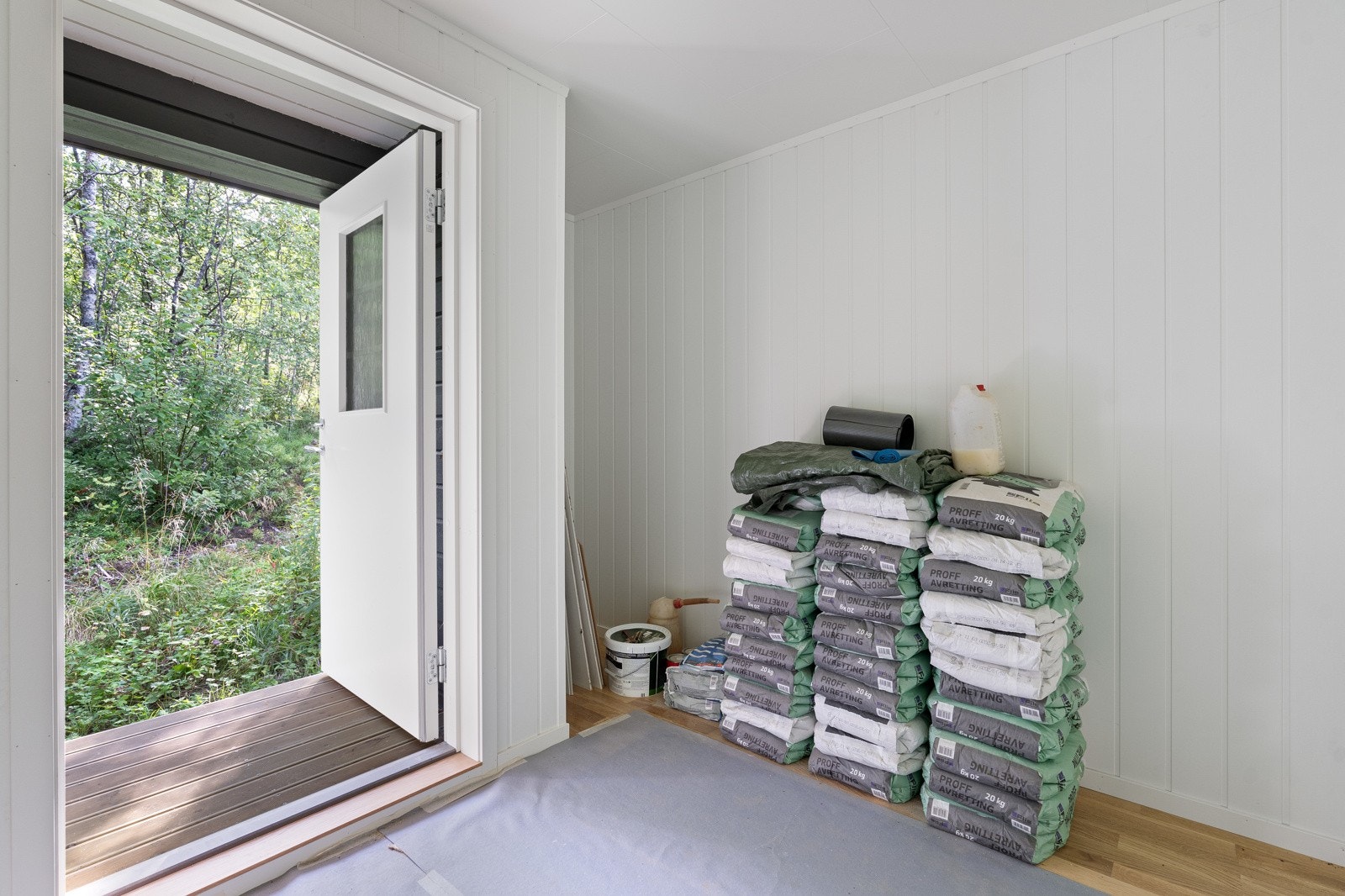 Lys og innbydende entré hvor det er god plass til henge fra seg yttertøyet Galleribilde