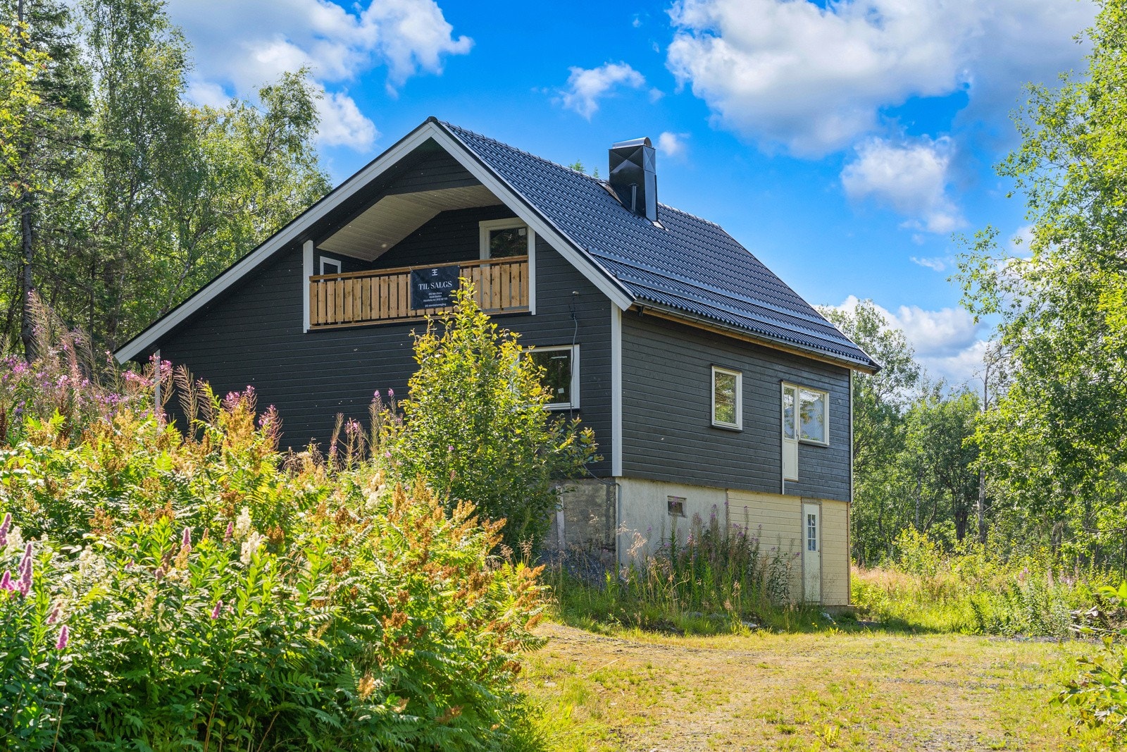 Velkommen til en bolig som har blitt oppgradert både utvendig og innvendig de siste årene Galleribilde