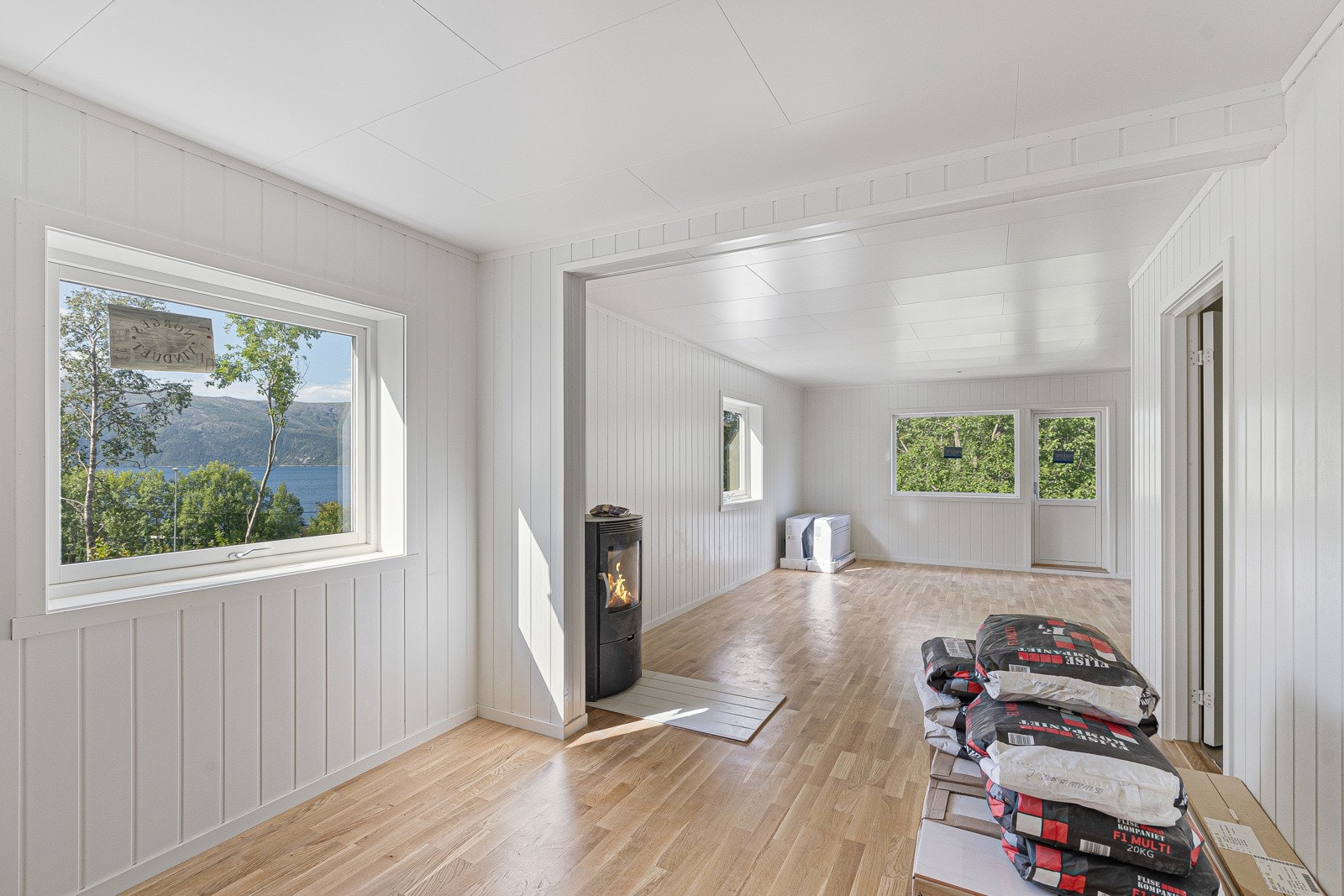 De store vindusflatene gir boligen godt med naturlig lys inn Galleribilde