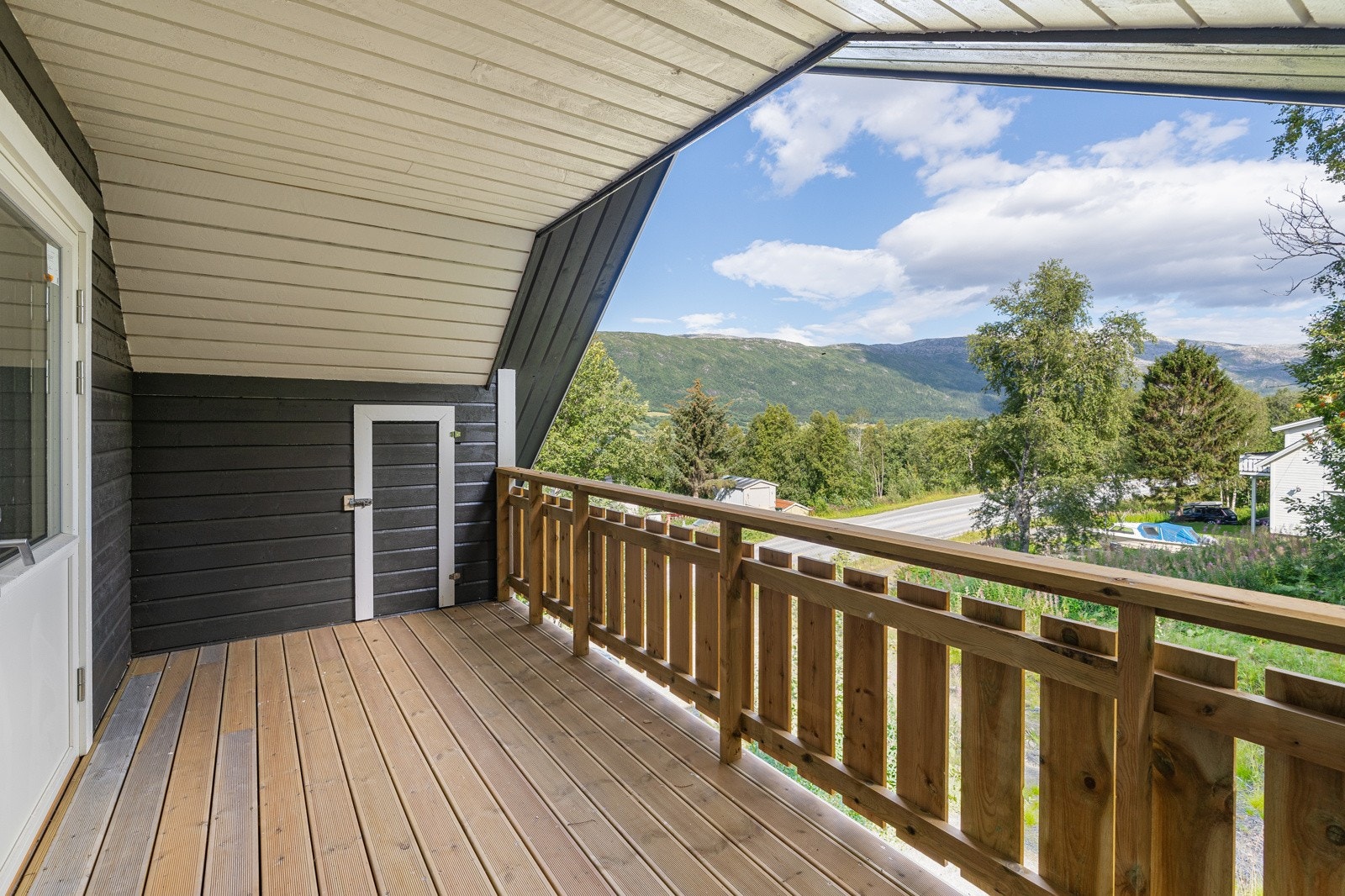 Fra soverommet er det utgang til en hyggelig balkong med plass til sittegruppe Galleribilde