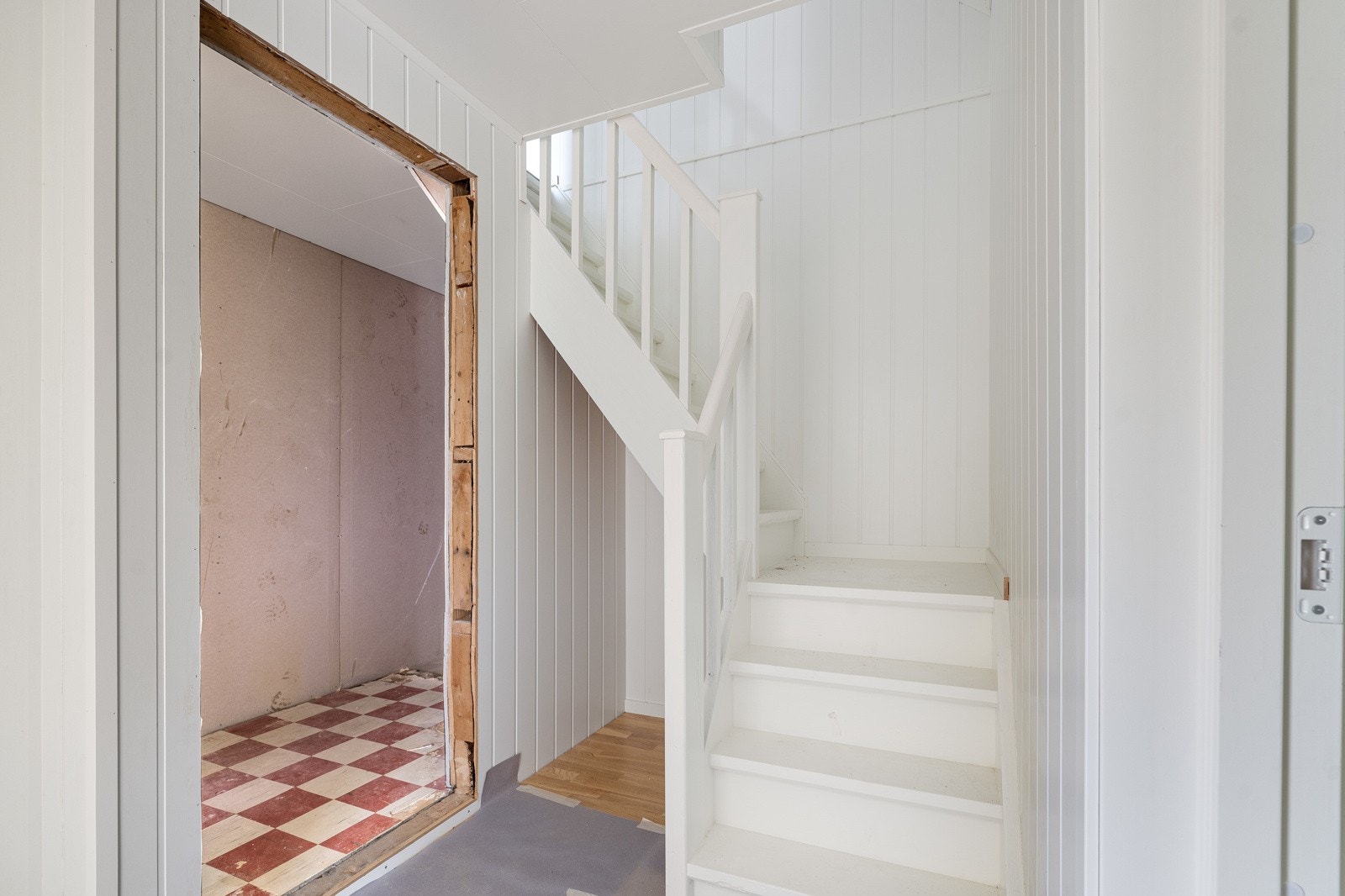 La oss ta turen opp i boligens overetasje bestående av to soverom og en innvendig bod Galleribilde