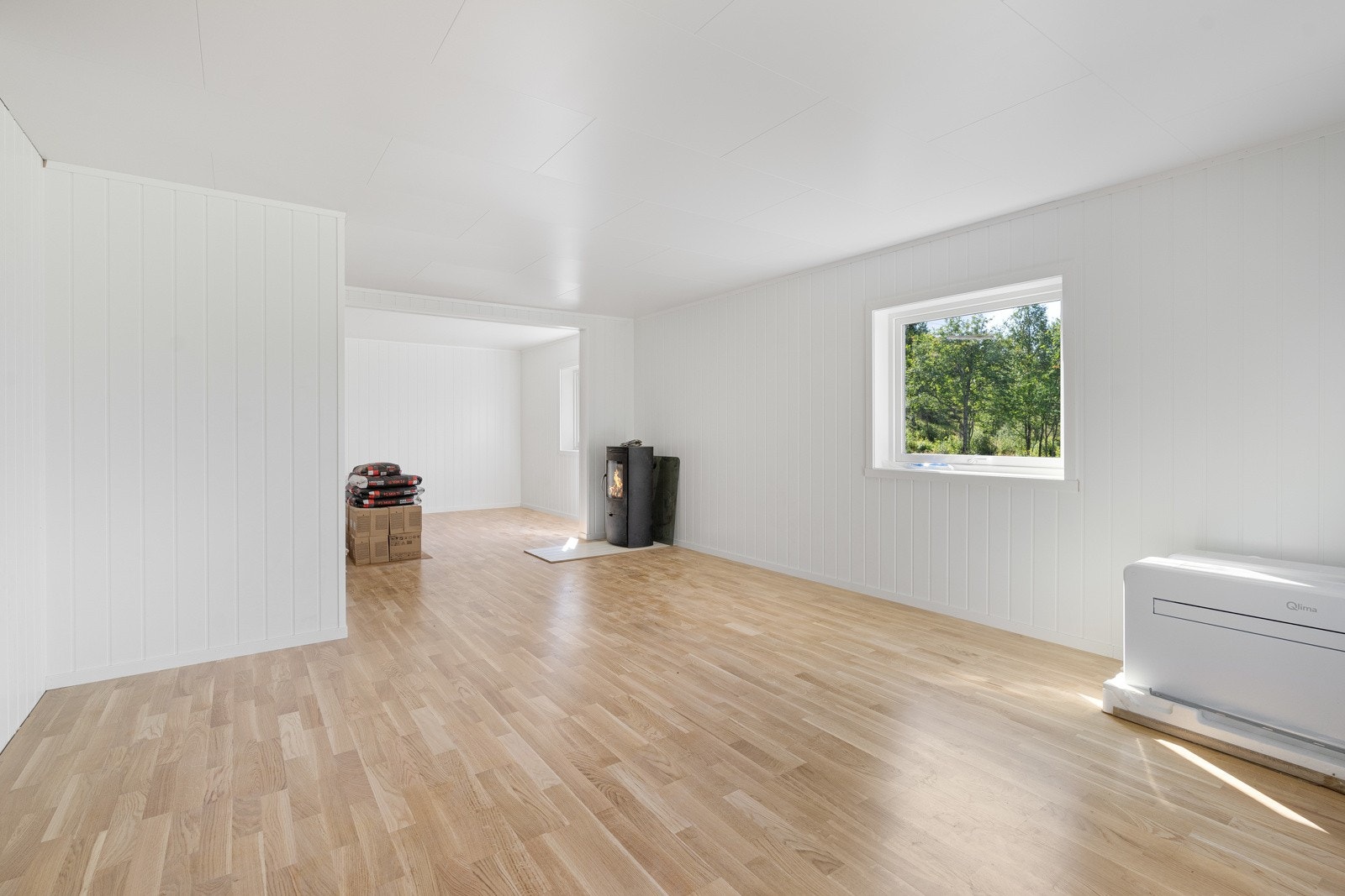 Stuen har god plass til sofagruppe og spisebord med tilhørende møblement Galleribilde