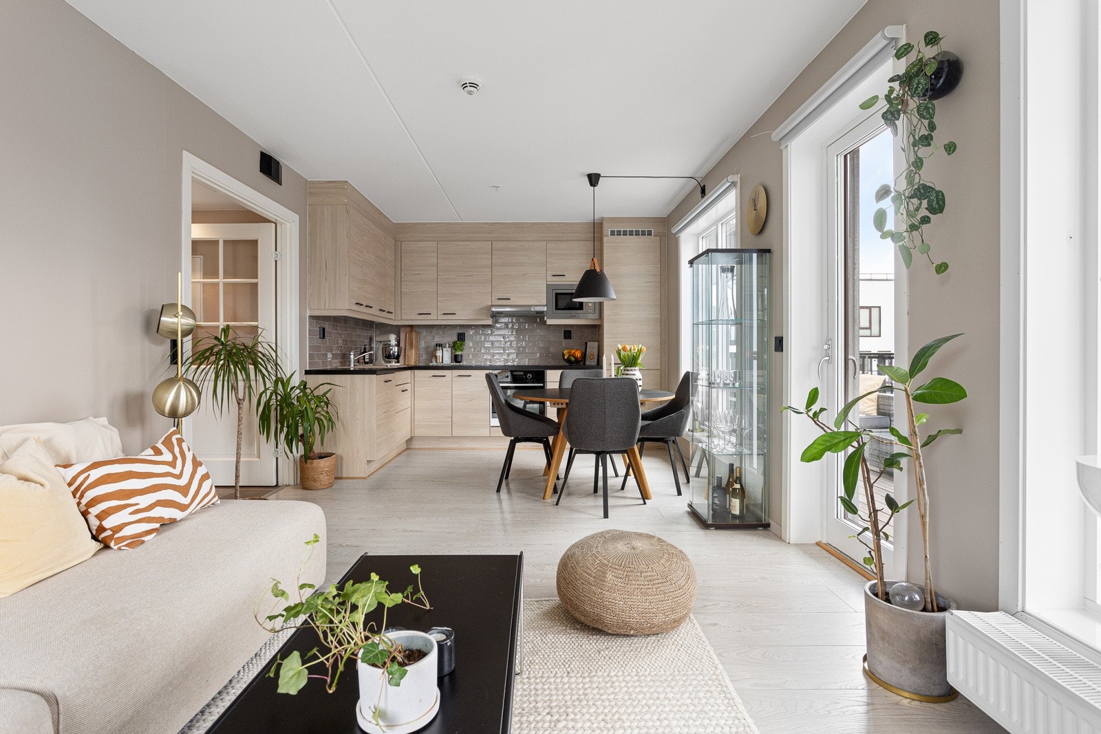 Det er balansert ventilasjon i leiligheten og akonto fjernvarme. Galleribilde