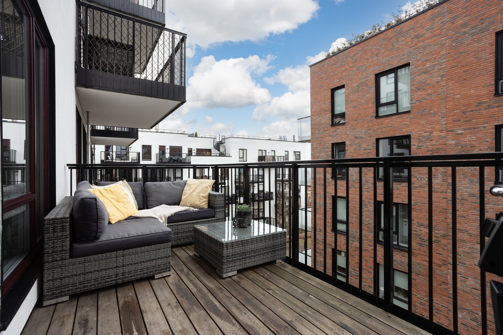 9 kvm sydvestvendt balkong med plass til spisegruppe eller lounge. Galleribilde