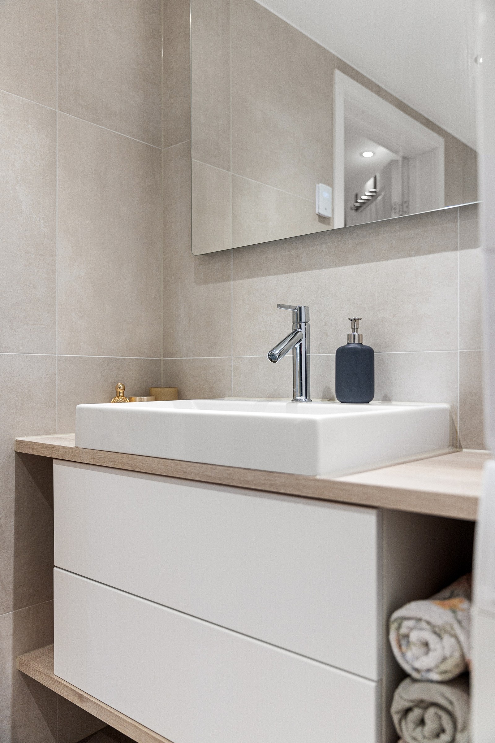 Pen servantinnredning med speil m/belysning over. Galleribilde