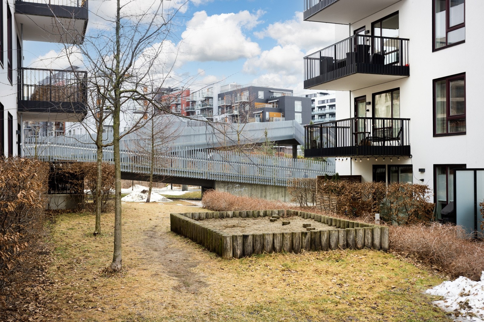 Du bor sentralt til med gangavstand til alle områdets fasiliteter og offentlig kommunikasjon. Galleribilde