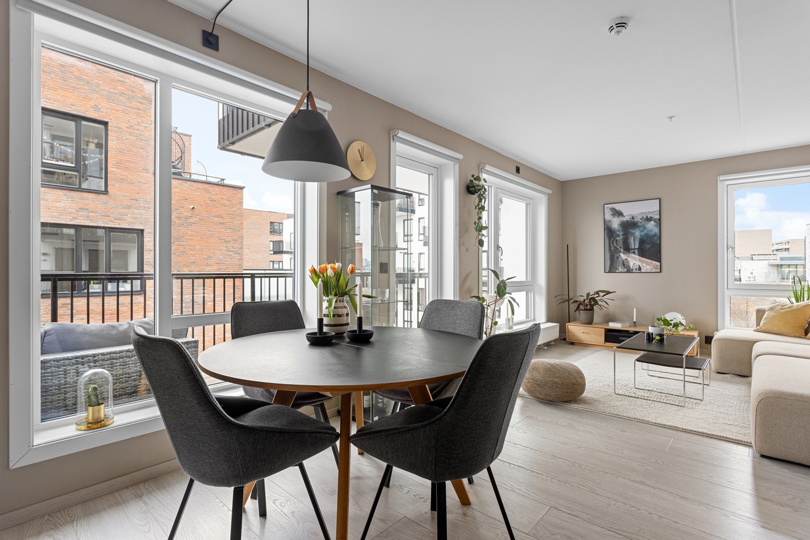 Dette er en lys og moderne 3-roms hjørneleilighet i bygg fra 2018 m/heis. Galleribilde