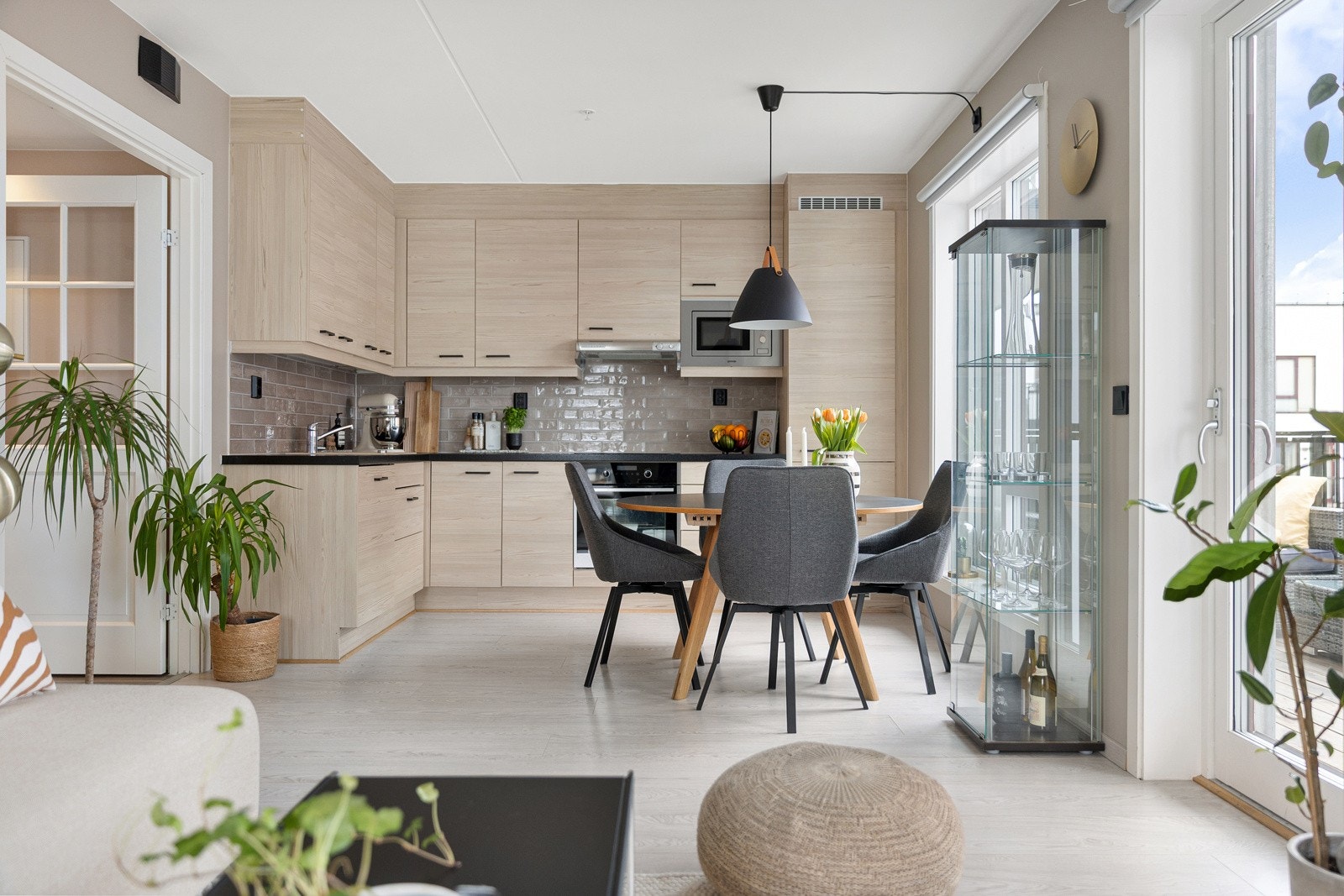 Kjøkkenet ligger fint til i egen del av stuen med god plass til spisebord i forkant. Galleribilde